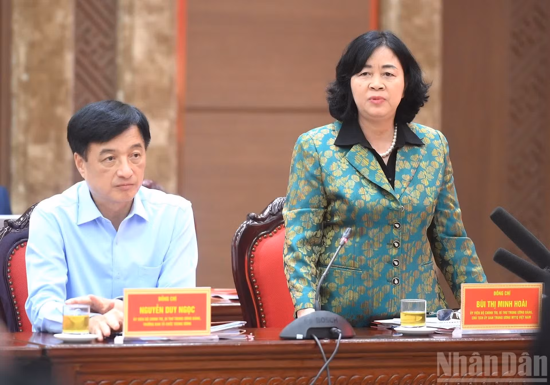 越共中央委员、中央书记处书记、越南祖国阵线中央委员会主席裴氏明怀发表讲话。