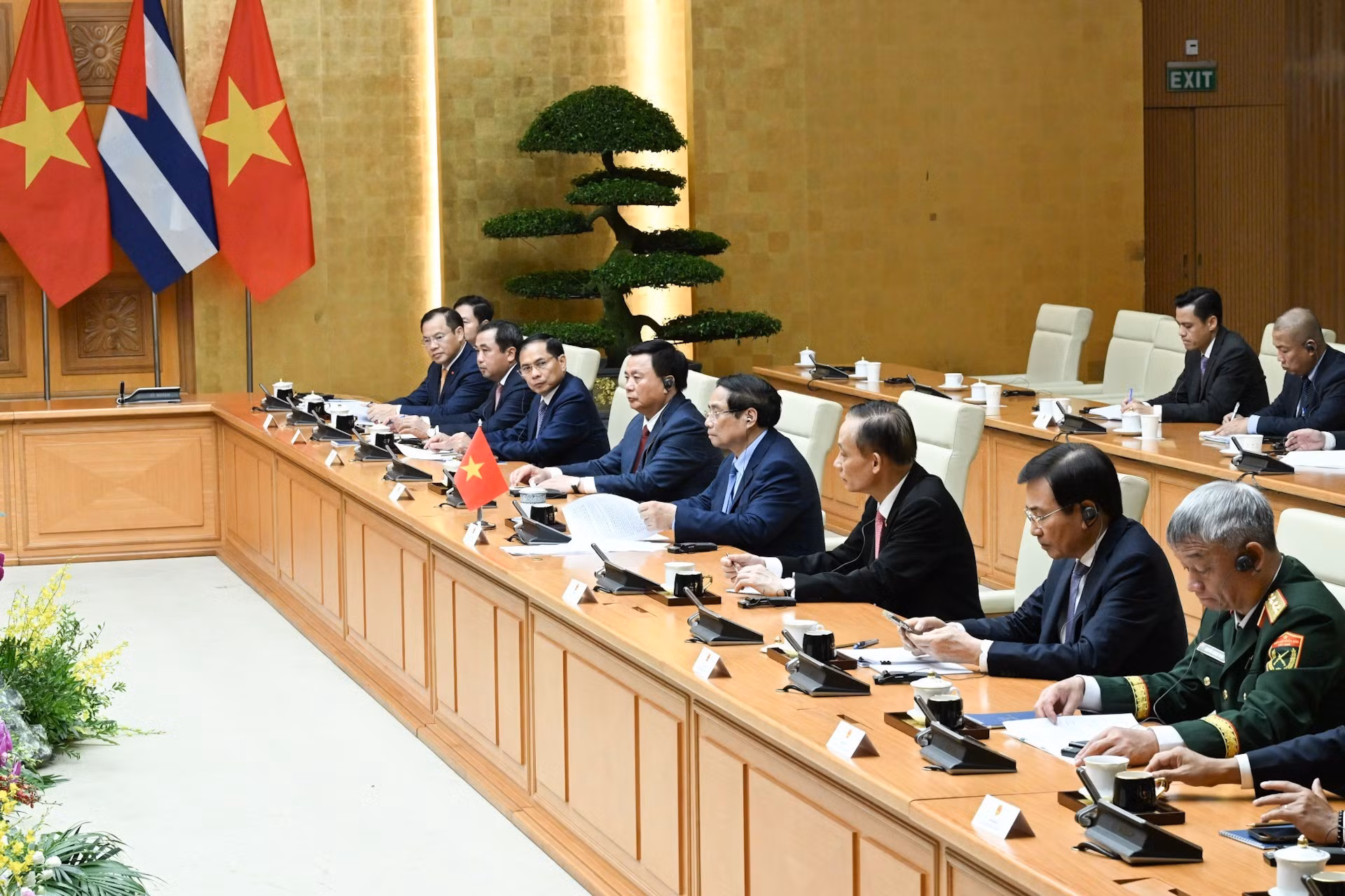 越南政府各部门、部委、行业领导代表与会。