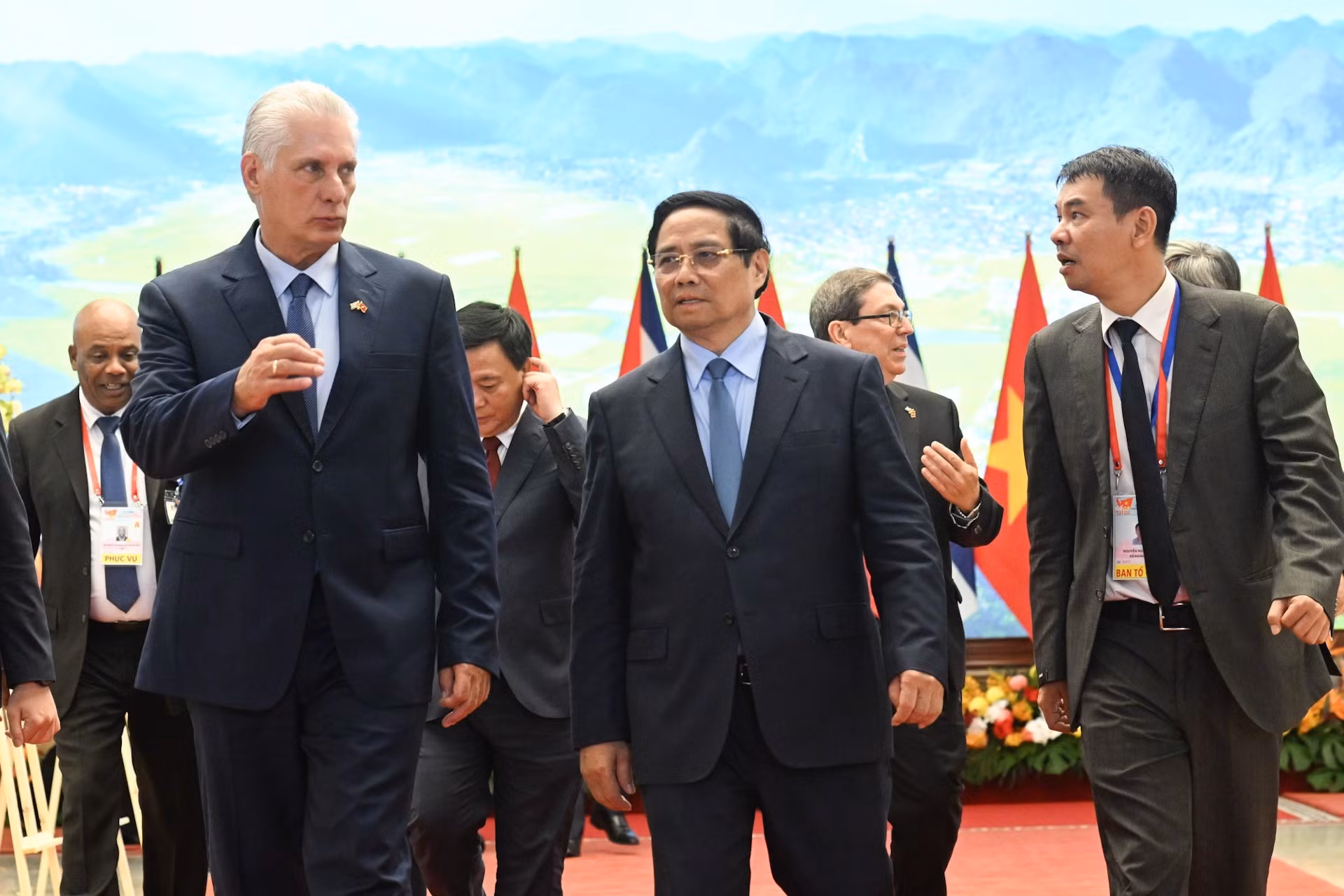 范明正总理为古巴共产党中央委员会第一书记、古巴共和国国家主席迪亚斯·卡内尔送行。