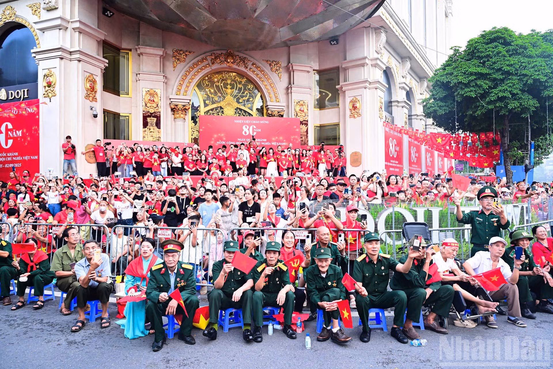 老战士们在阮太学街观看庆祝八月革命胜利和九·二国庆80周年阅兵、游行活动。