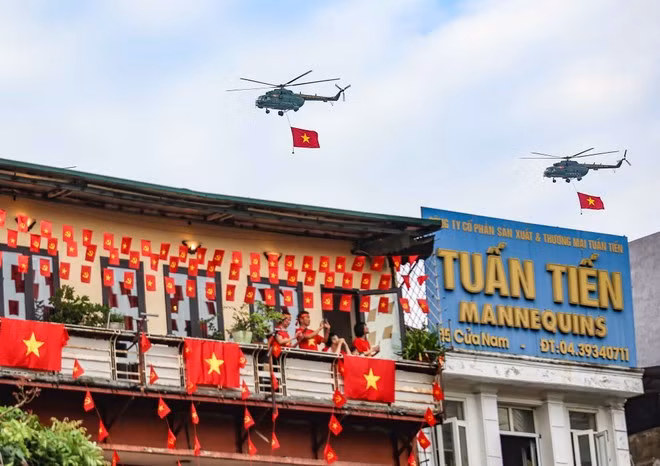 人民空军的飞机编队在首都天空上飞行。