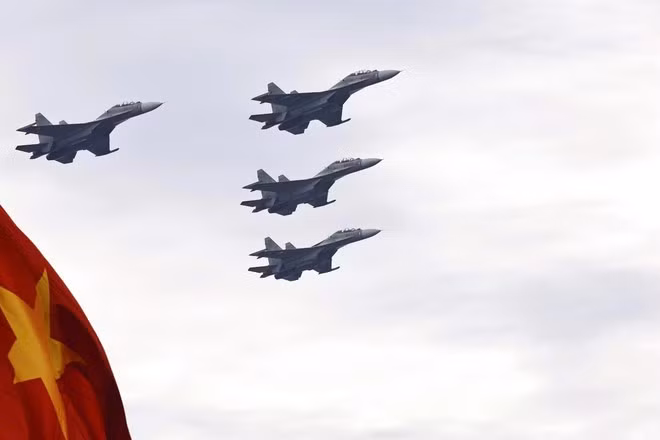 Su-30MK2战斗机在巴亭广场上空执行飞行任务。