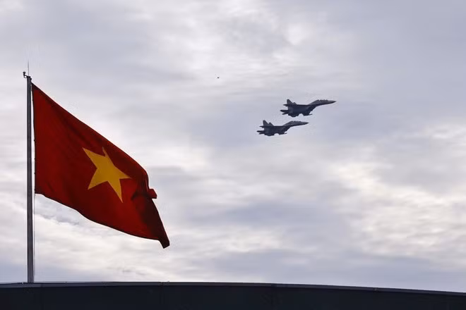 Su-30MK2战斗机在巴亭广场上空执行飞行任务。