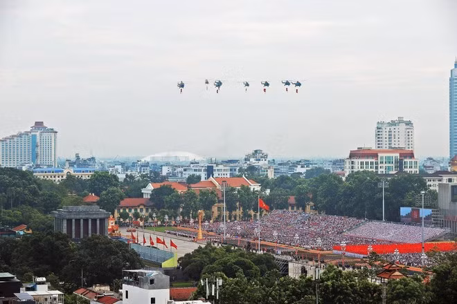 Mi-171、Mi-17、Mi-8直升机编队悬挂党旗与国旗飞越巴亭广场。