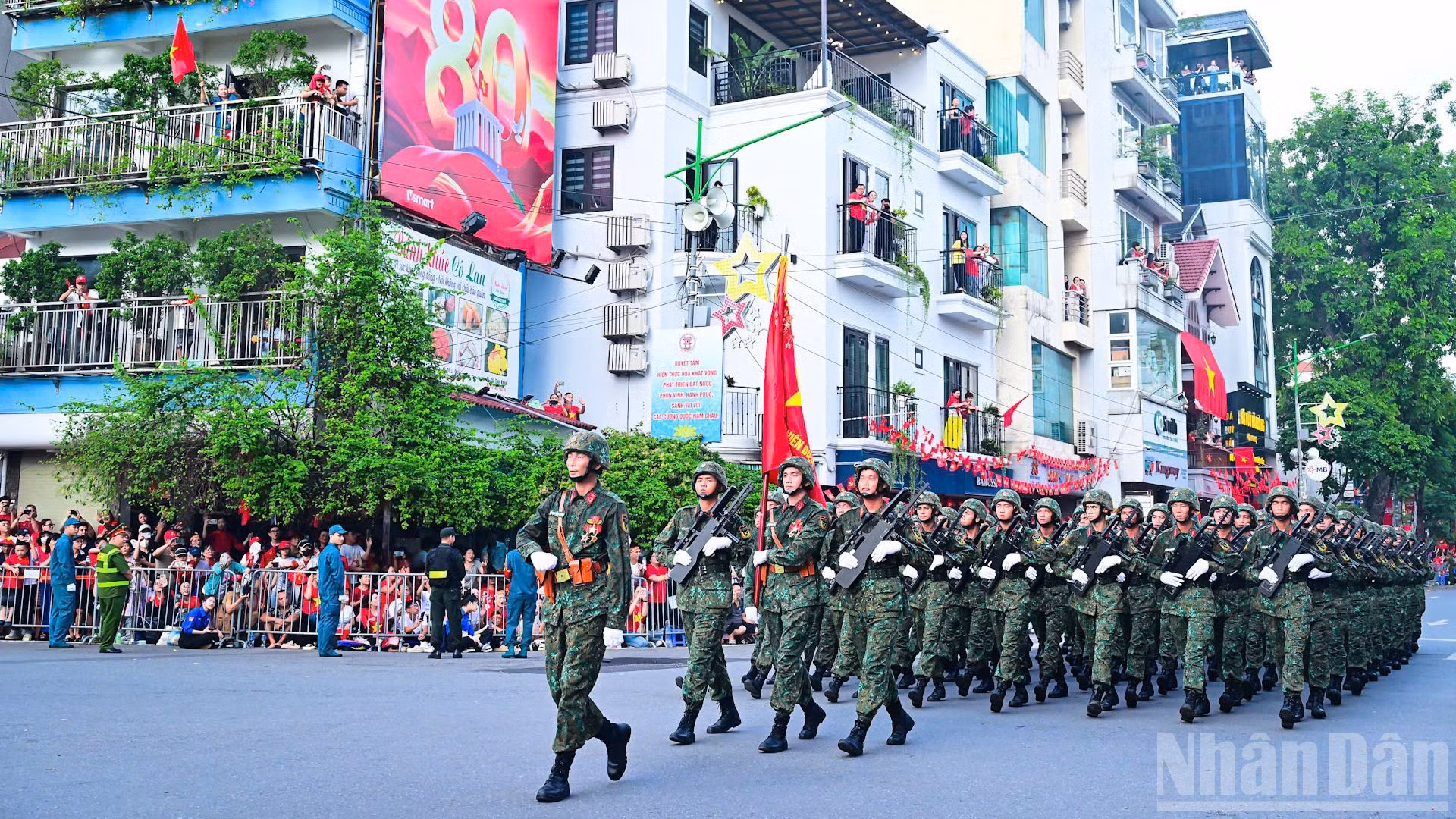越南人民军战士在欢呼声中骄傲地穿过首都各条街道【组图】