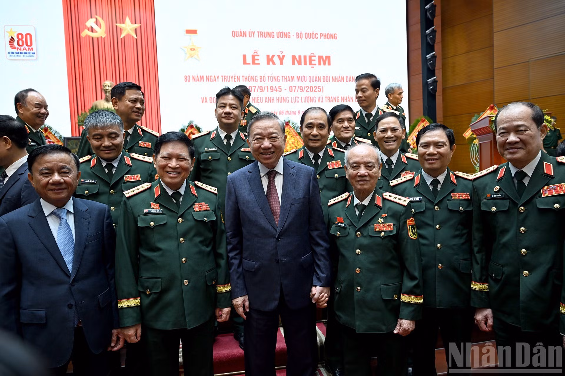 苏林总书记，越共中央书记处常务书记陈锦绣和各位代表。