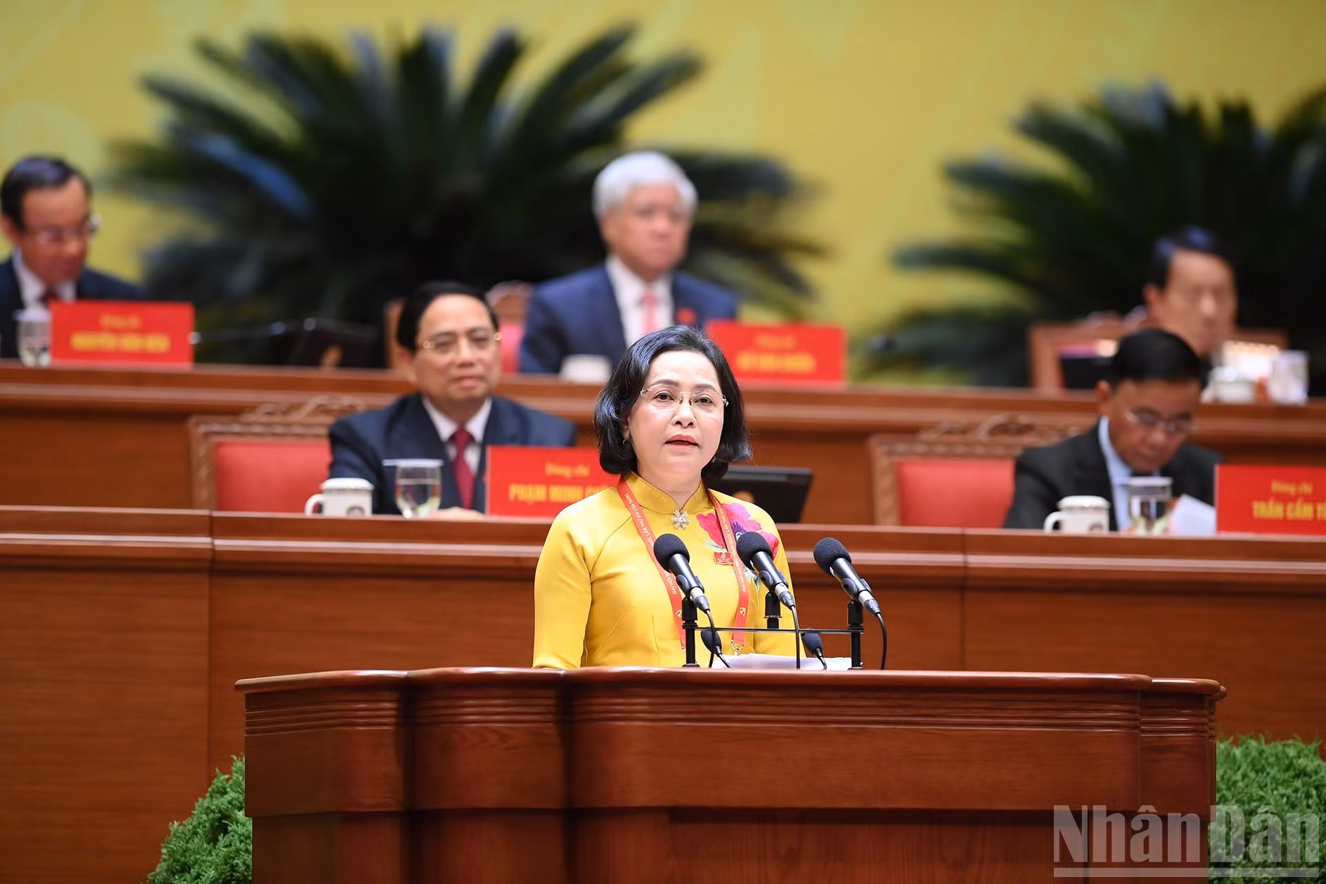 国会副主席阮氏青发表参论。