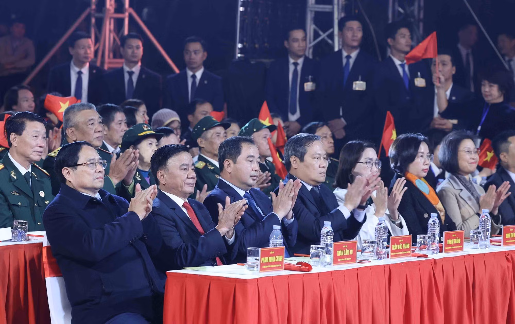 党和国家领导出席在河内市举行的“赤手塑山河”四地联动特别节目。