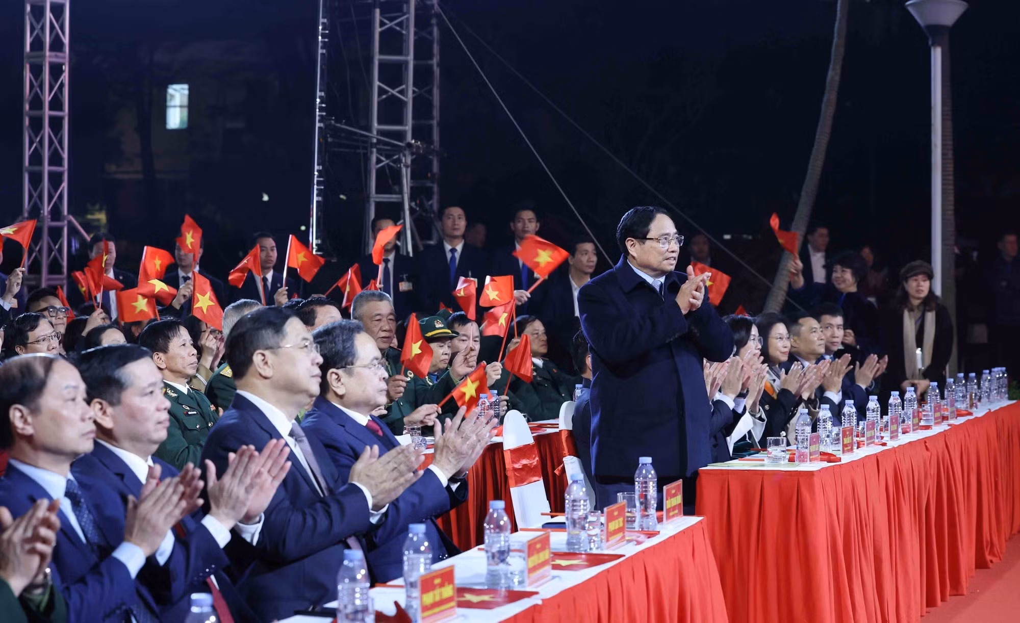 范明正总理出席在河内市举行的“赤手塑山河”四地联动特别节目。