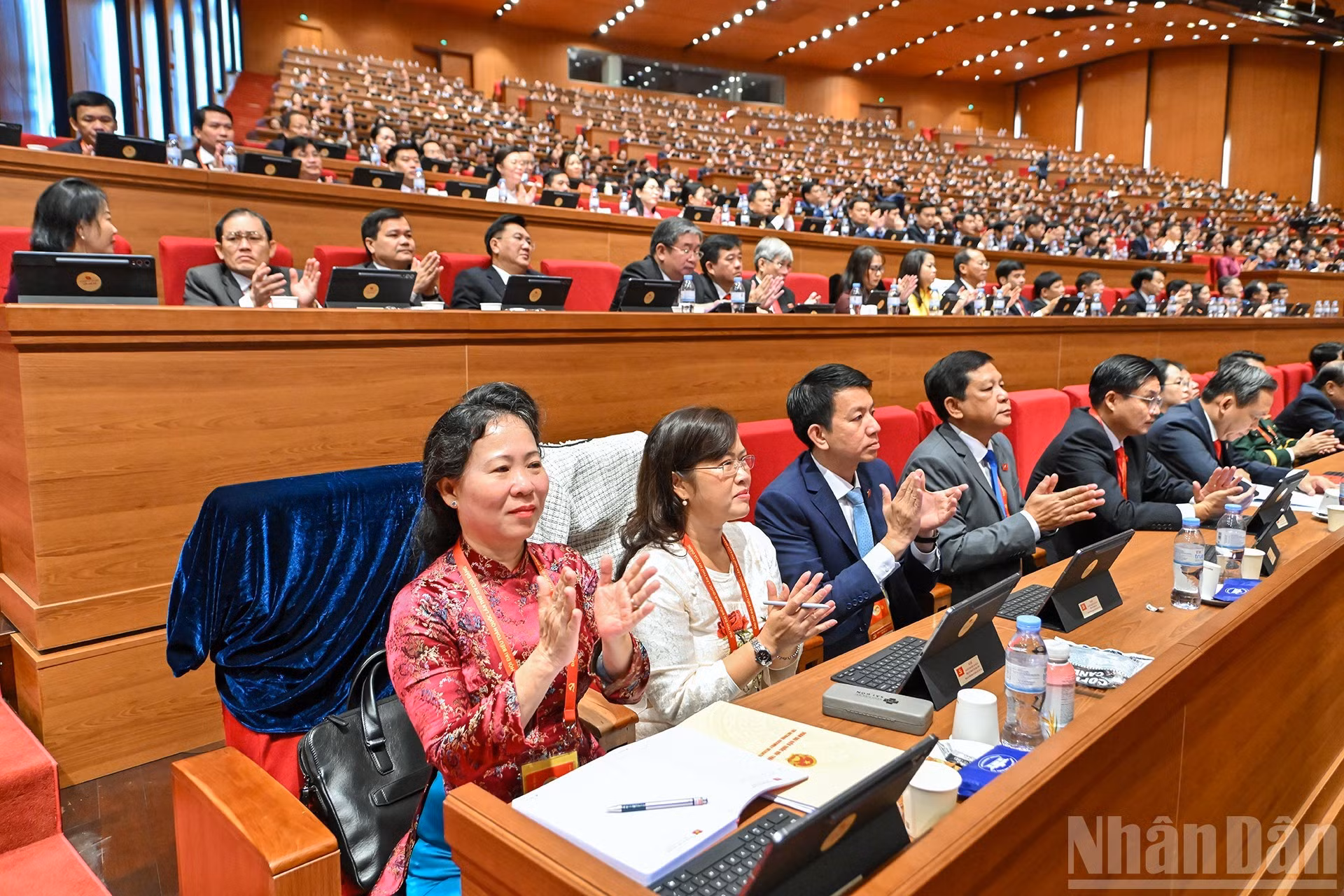 芹苴市党部代表团。