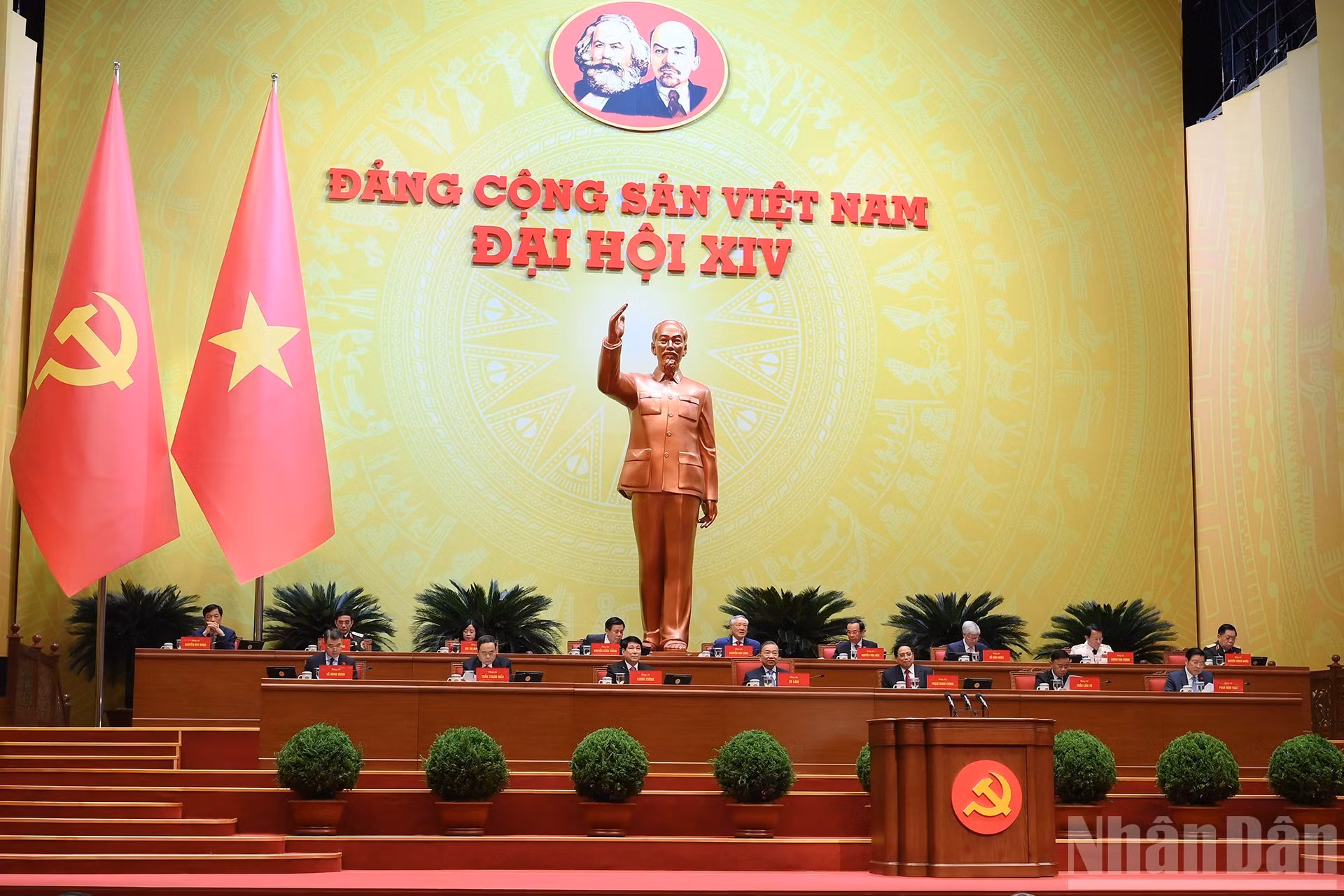 大会主席团。