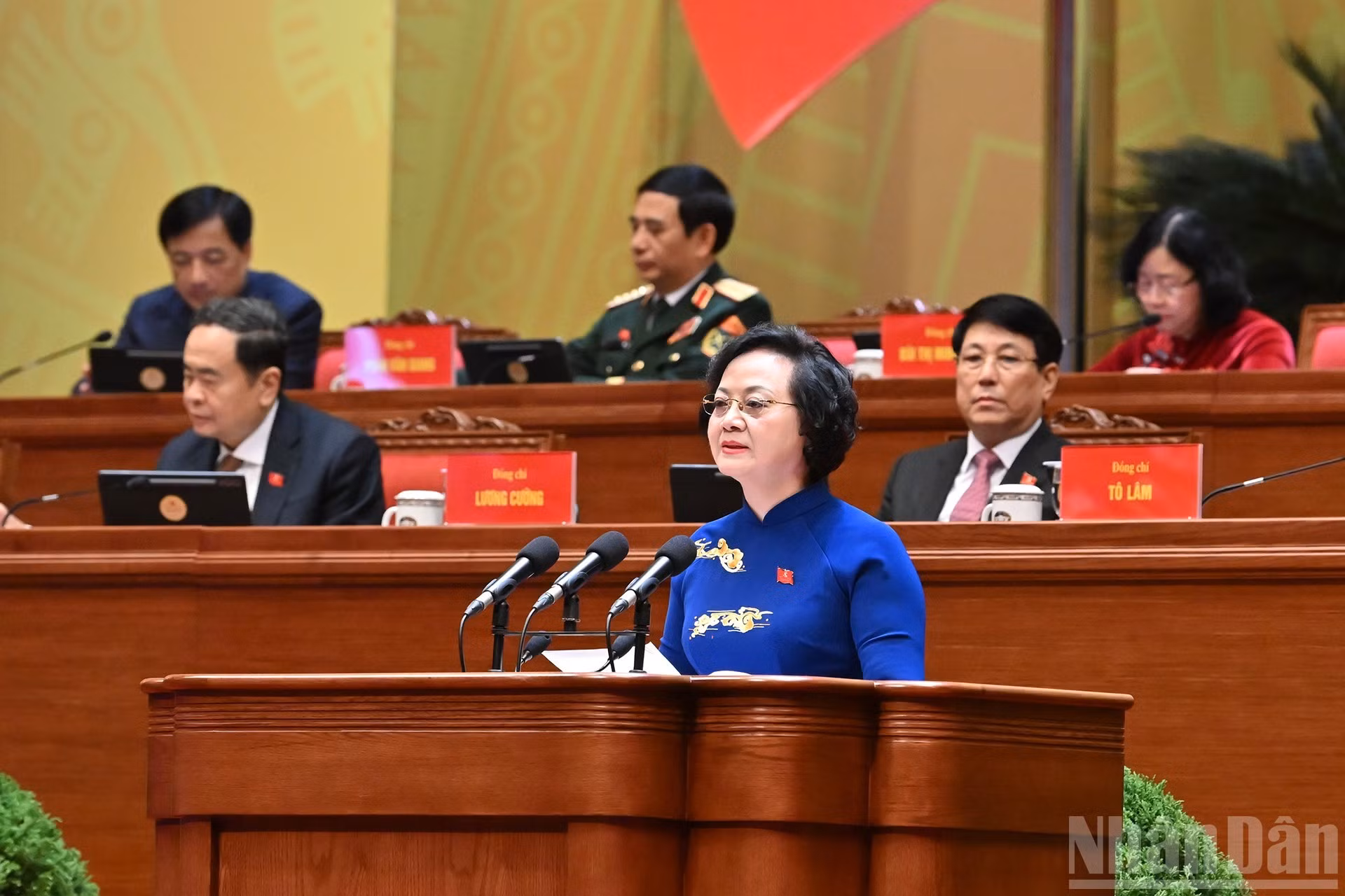 越共中央委员、政府党委常务委员会委员、政府副总理范氏青茶就建设“创造发展、廉政、行动果断、为人民服务”的政府问题发表参论。