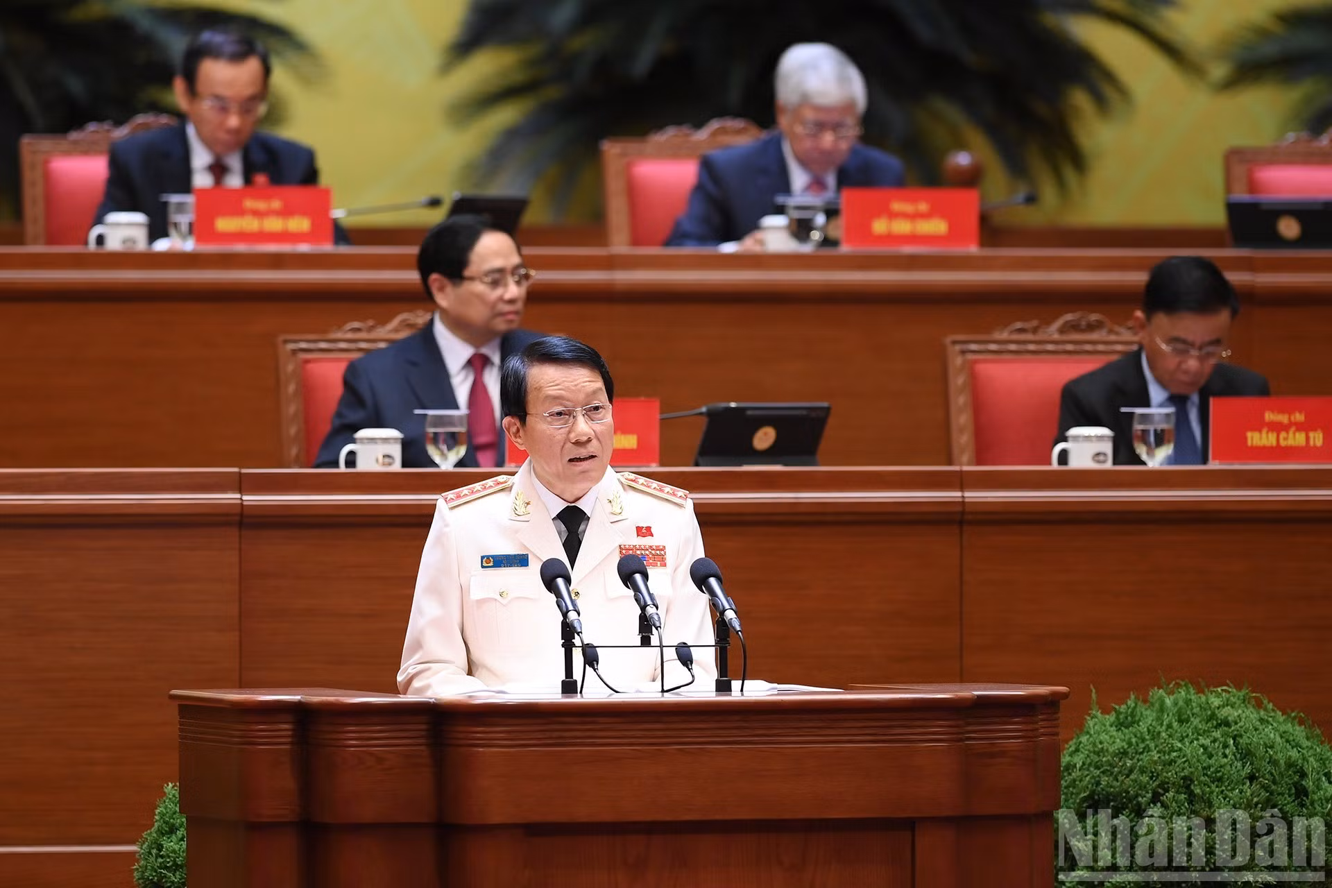 越共中央政治局委员、中央公安党委书记、公安部部长梁三光大将就“公安工作落实党的三大战略目标：和平稳定——高质量发展——人民幸福”问题发表参论。