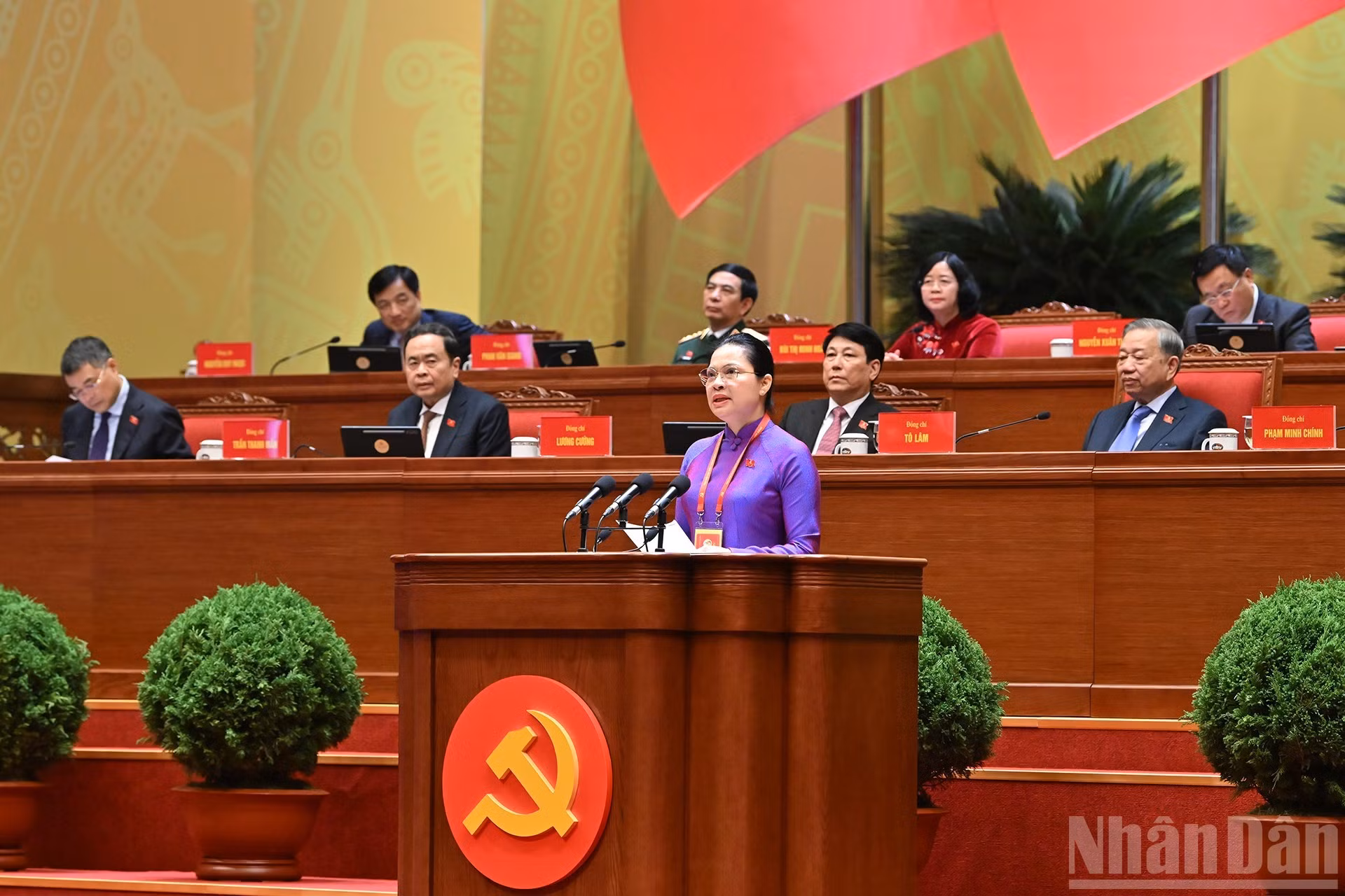 越共中央委员、中央祖国阵线及各团体党委常务副书记、越南祖国阵线中央委员会副主席兼秘书长荷氏娥就“发挥全民族大团结力量——新纪元成功实现国家发展目标的重要基础和动力”问题发表参论。