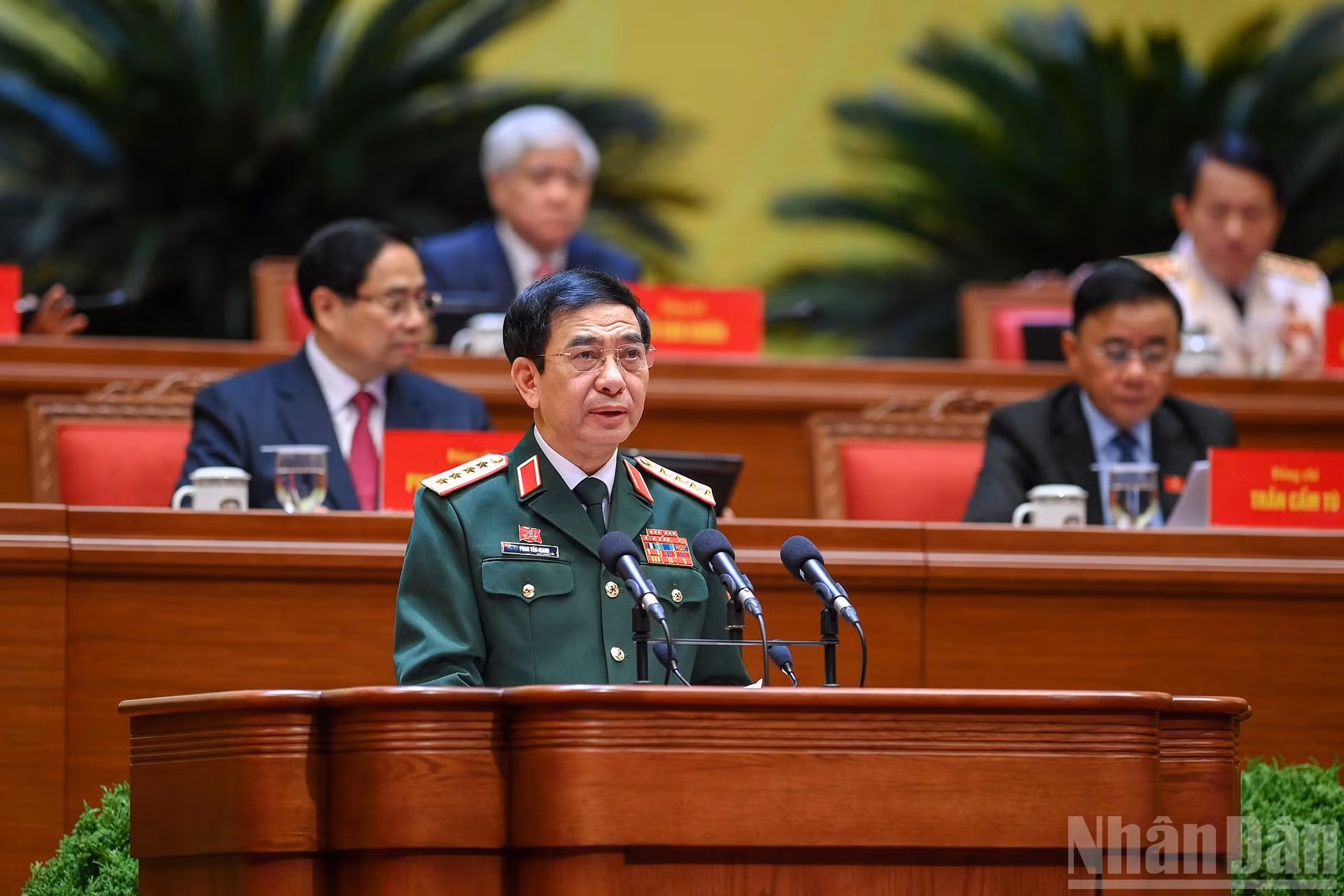 越共中央政治局委员、中央军委副书记、国防部部长潘文江大将就“建设革命、正规、精锐、现代的人民军队，作为建设强大、现代国防的核心，与人民安全和坚固民心阵势紧密结合”问题发表参论。