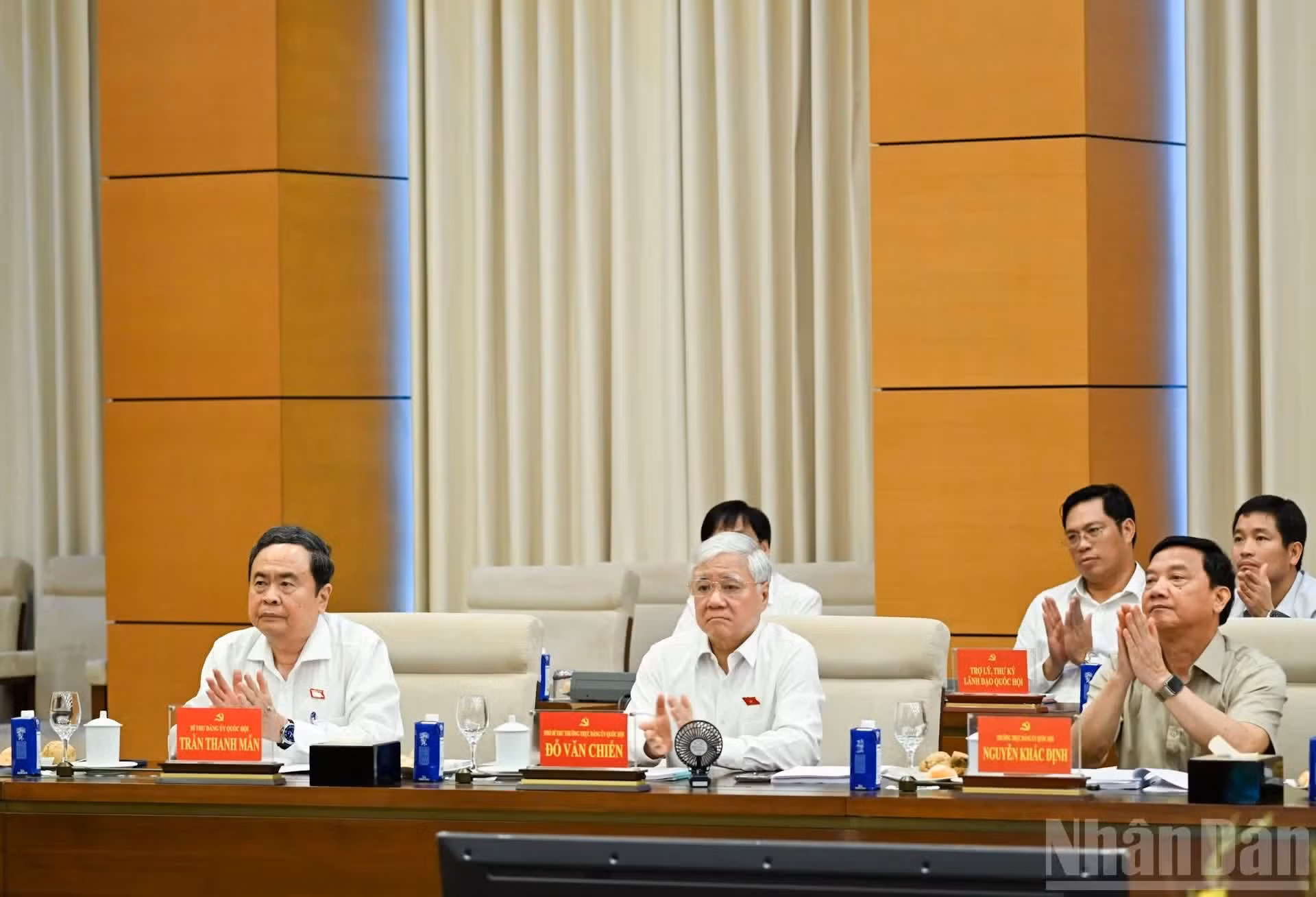 国会主席陈青敏和各位国会副主席出席会议。