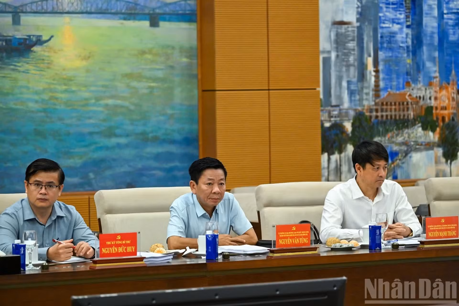 越共中央政治局第10号检查监督团成员出席会议。