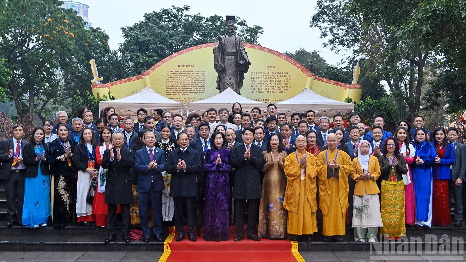 越南国家主席梁强和夫人以及各位代表合影。