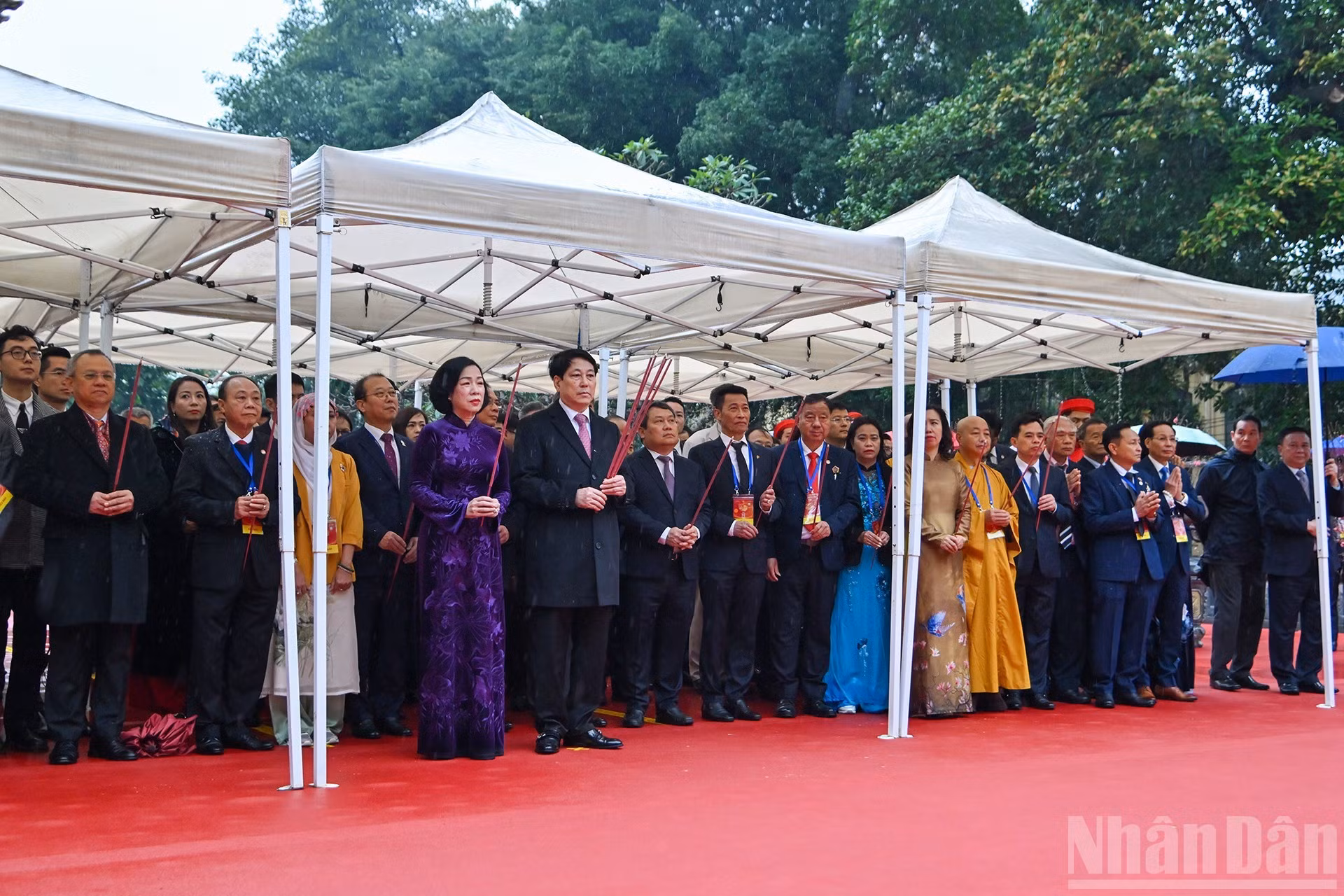 越南国家主席梁强和夫人阮氏明月，以及各位代表在李太祖皇帝雕像上香。