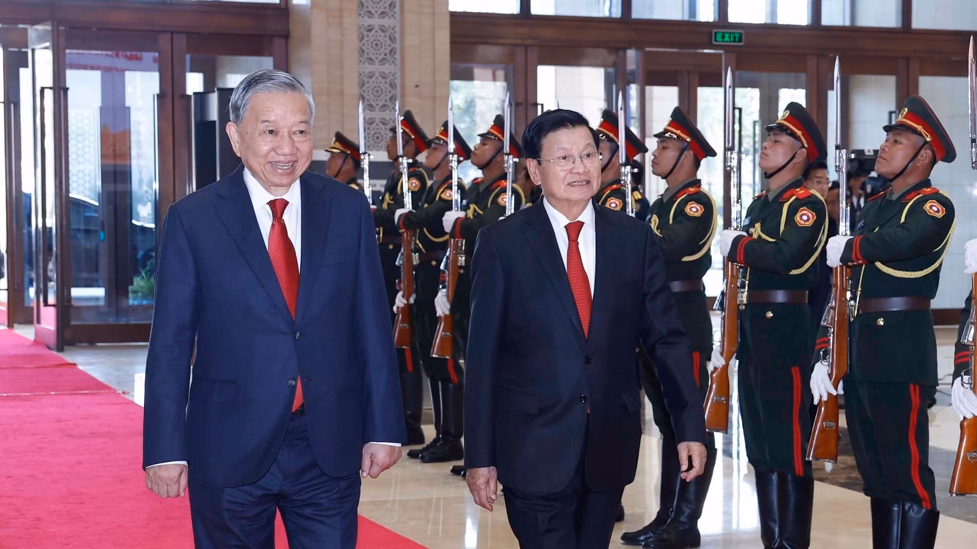 越共中央总书记苏林和老挝人民革命党中央总书记、国家主席通伦·西苏里。