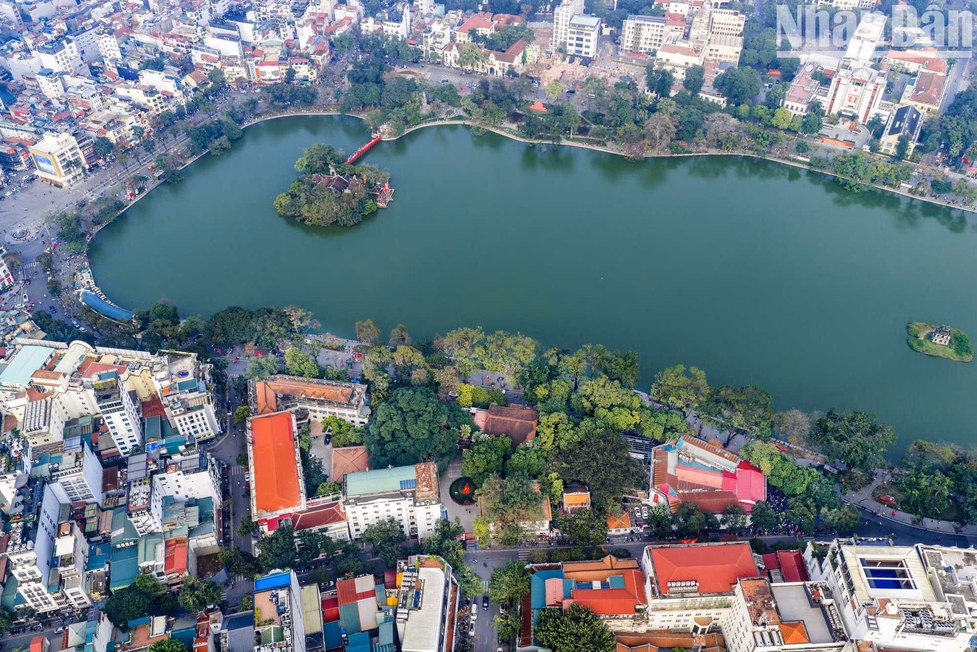 还剑湖以东地区汇集了众多行政办公机构及不同时期的建筑，其面貌预计将发生重大的变化。
