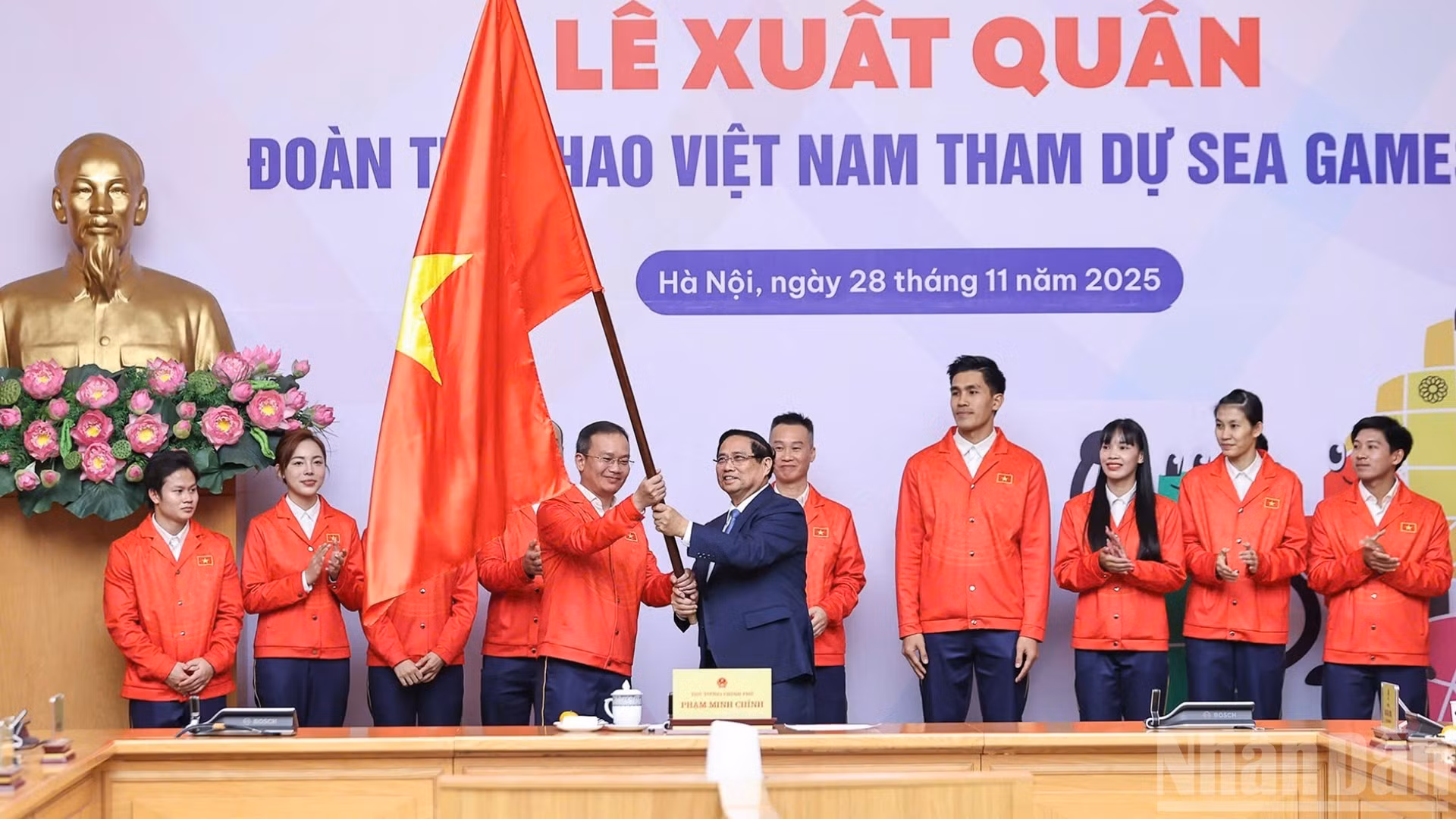 范明正总理向越南体育代表团赠送国旗。