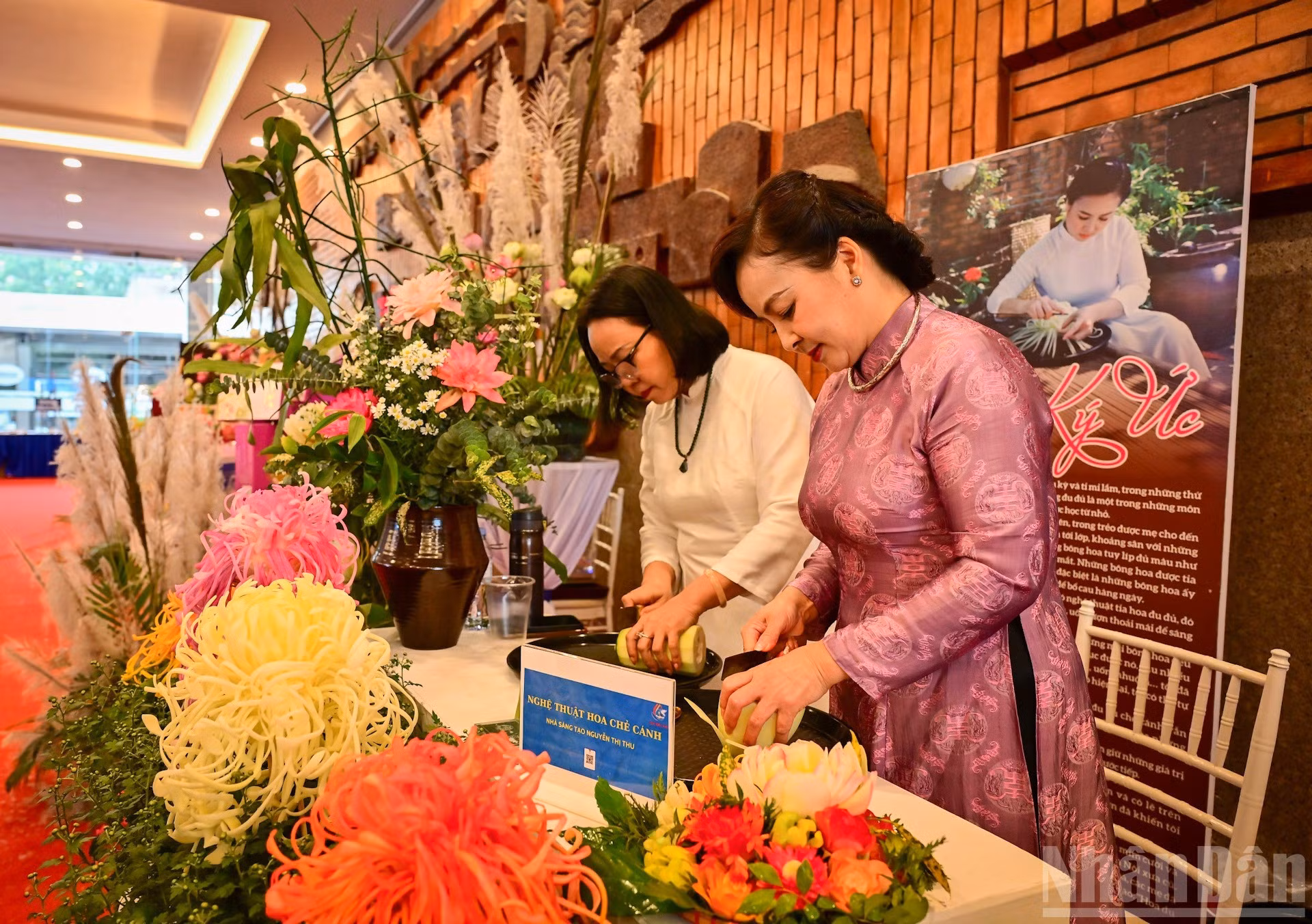 各位女艺术家在大会框架内举行的展览上展示她们的作品。