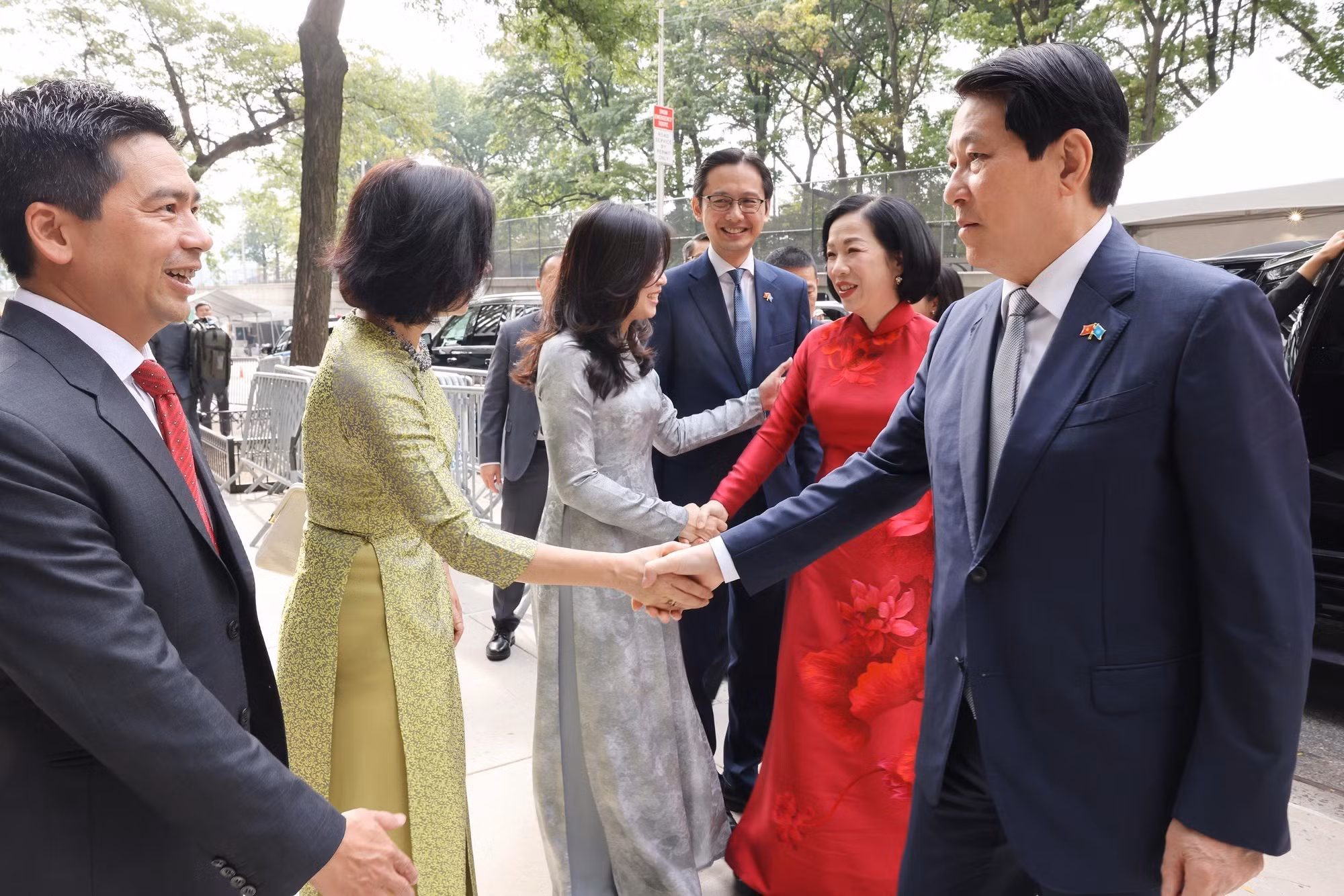 越南常驻联合国代表团工作人员迎接国家主席梁强和夫人。