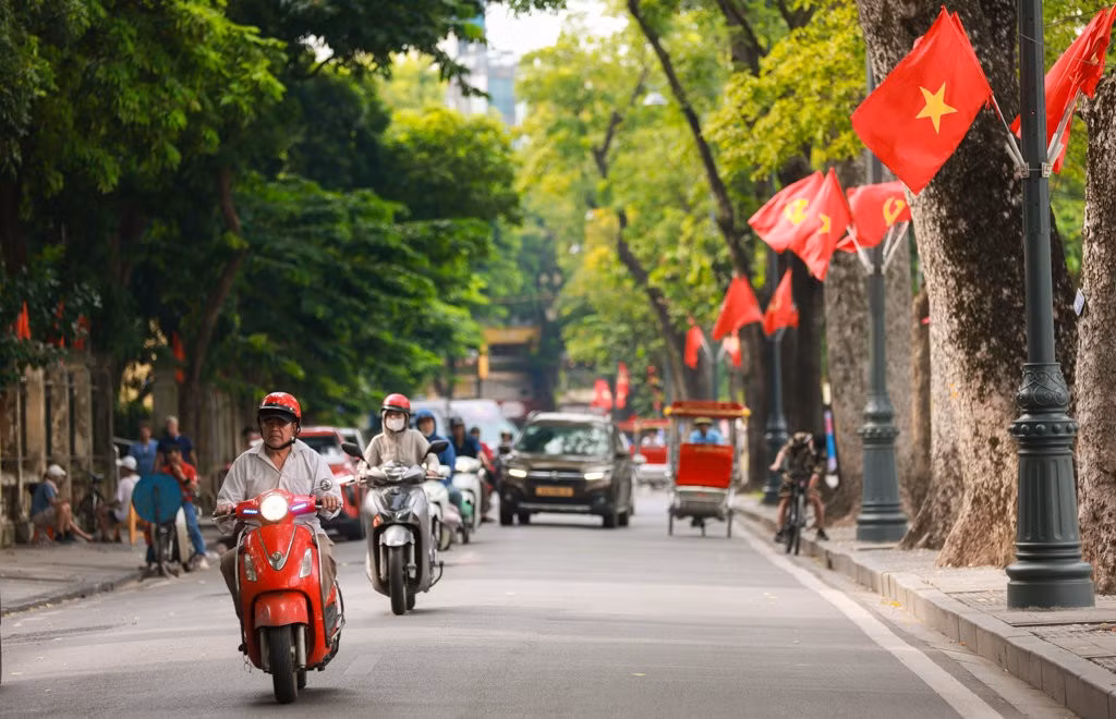 国旗在街头飘扬。