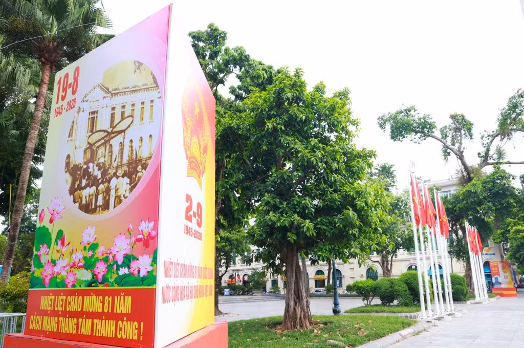 各种宣传牌、标语以及无数面金星红旗，在首都河内的大街小巷迎风飘扬，迎接八月革命胜利81周年以及九·二国庆。