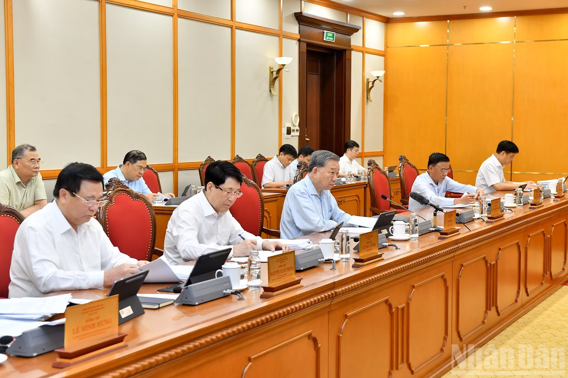 苏林总书记和党、国家领导人出席会议。