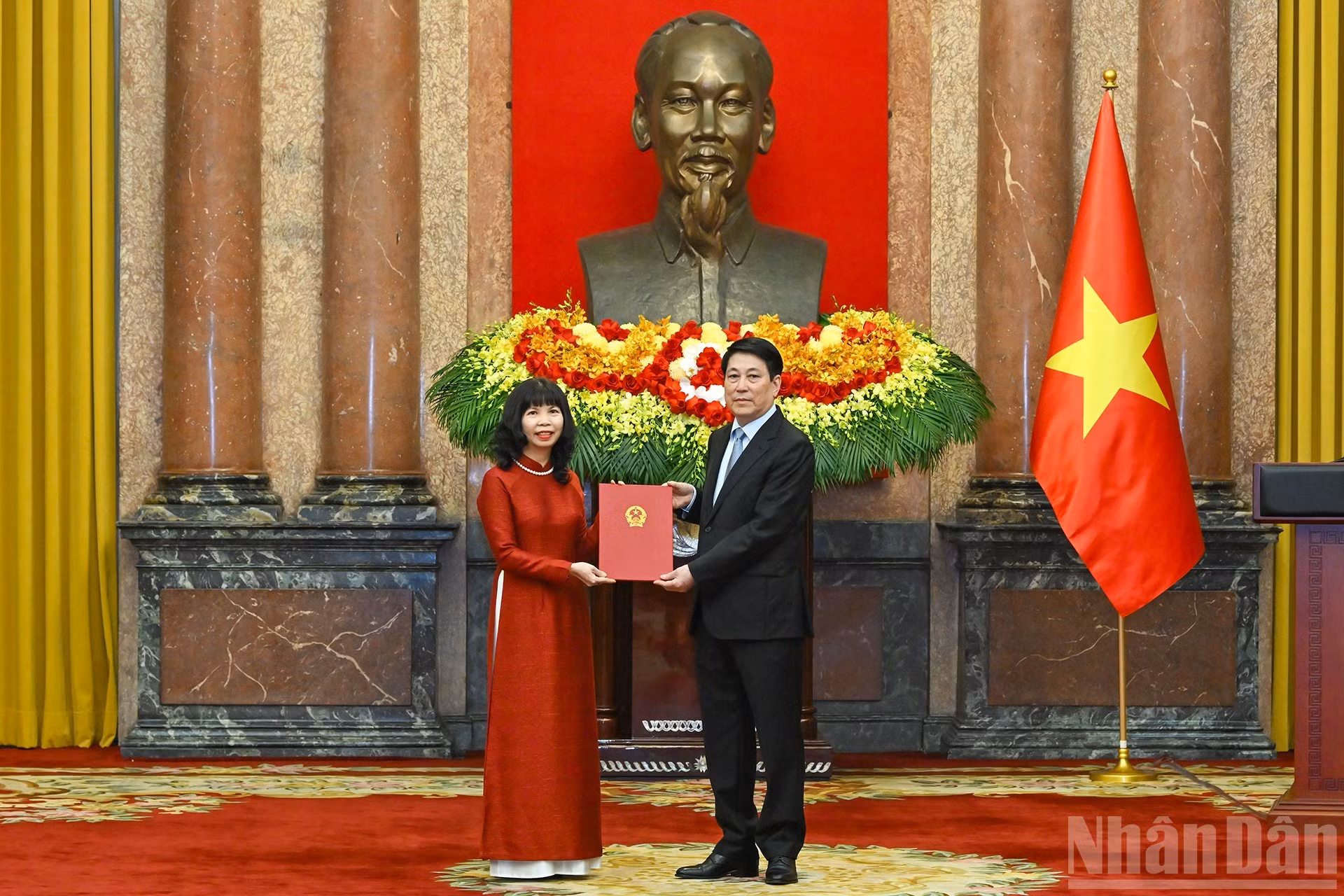 越南国家主席梁强向范氏金花同志颁发任命书。