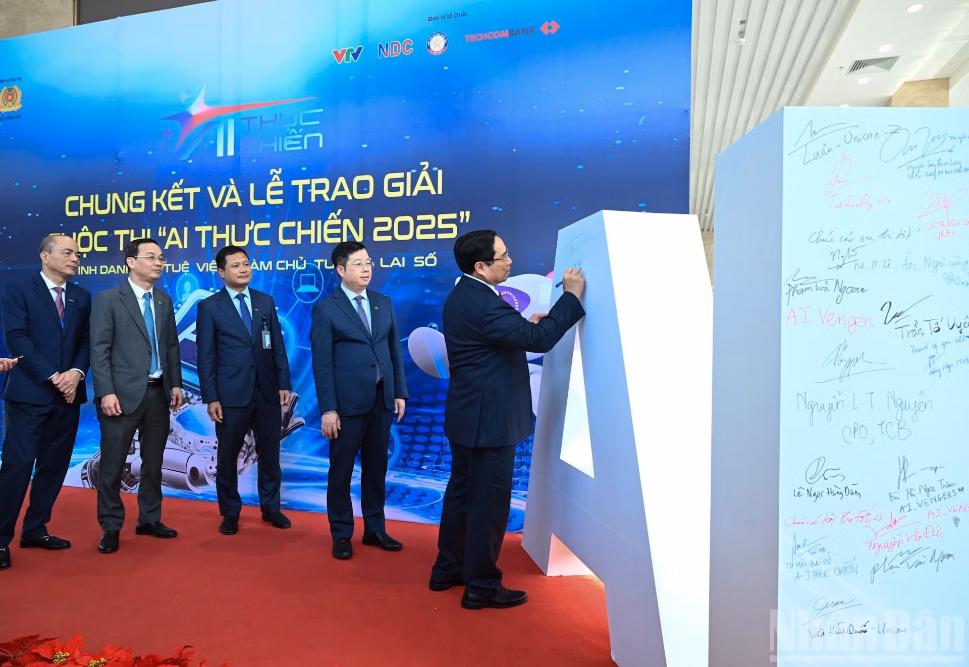 范明正总理在“2025年实用人工智能”大赛决赛和颁奖仪式签名。