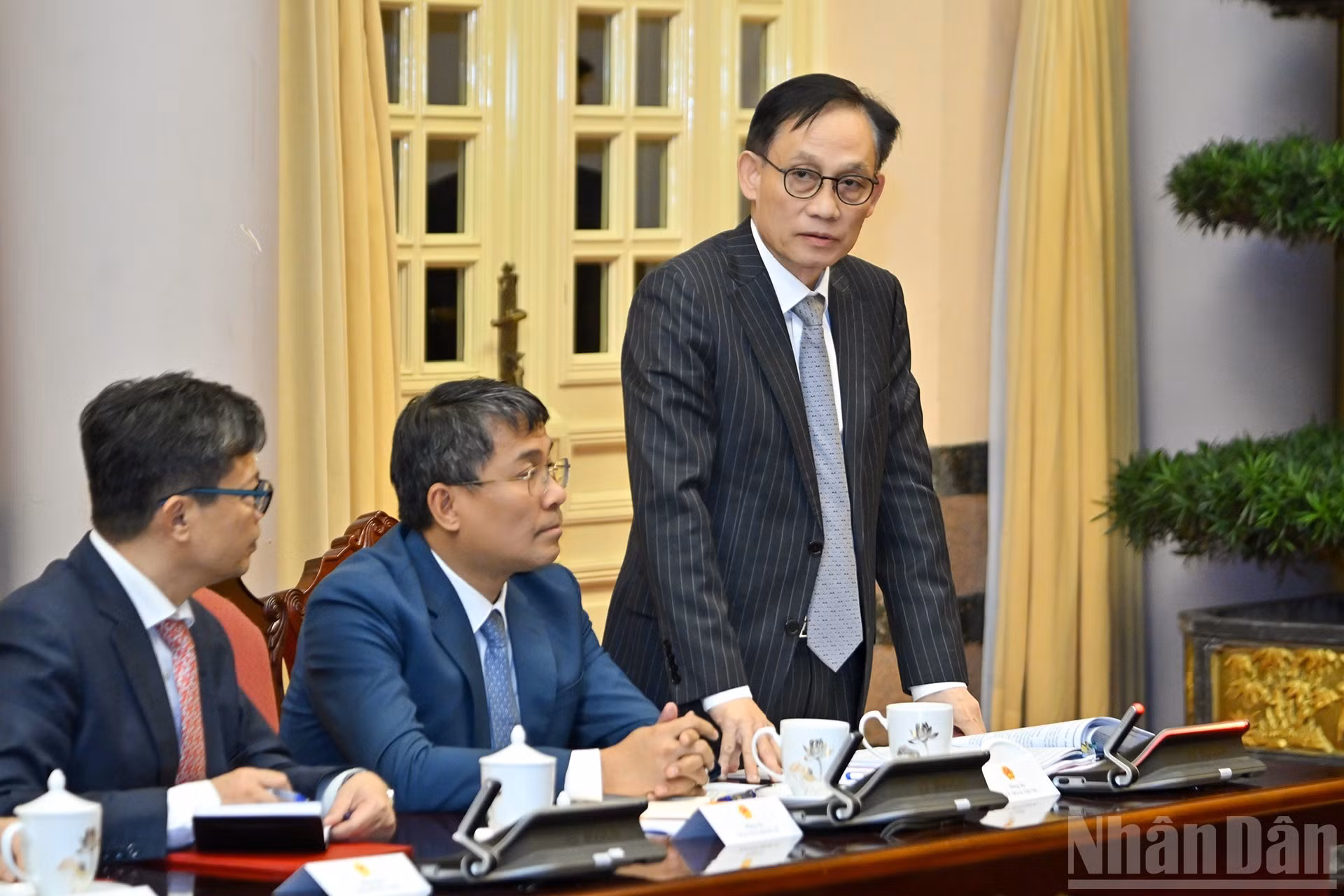 外交部长黎怀忠发表讲话。