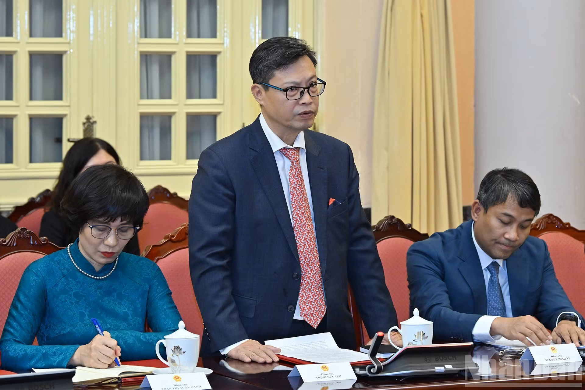 郑德海同志代表各位新任驻外大使发表讲话。