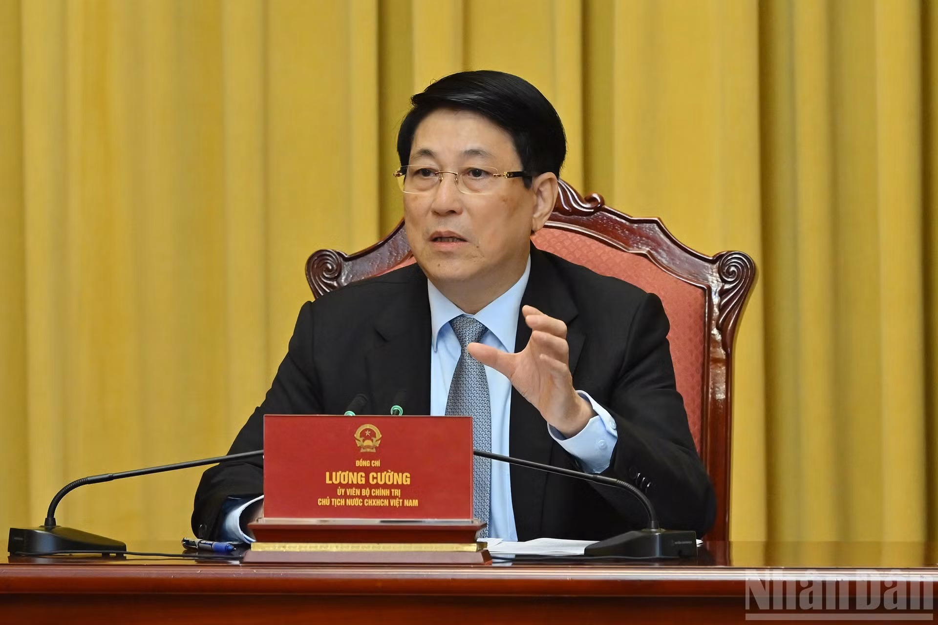 国家主席梁强发表讲话。