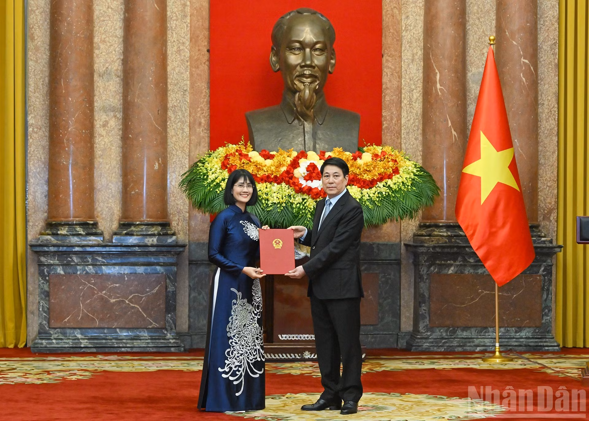 越南国家主席梁强向新任驻外大使颁发任命书。
