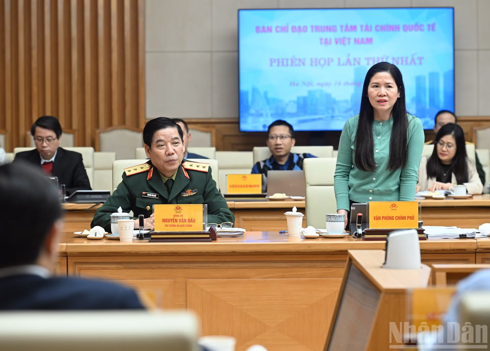 政府办公厅副主任梅氏秋云发表讲话。
