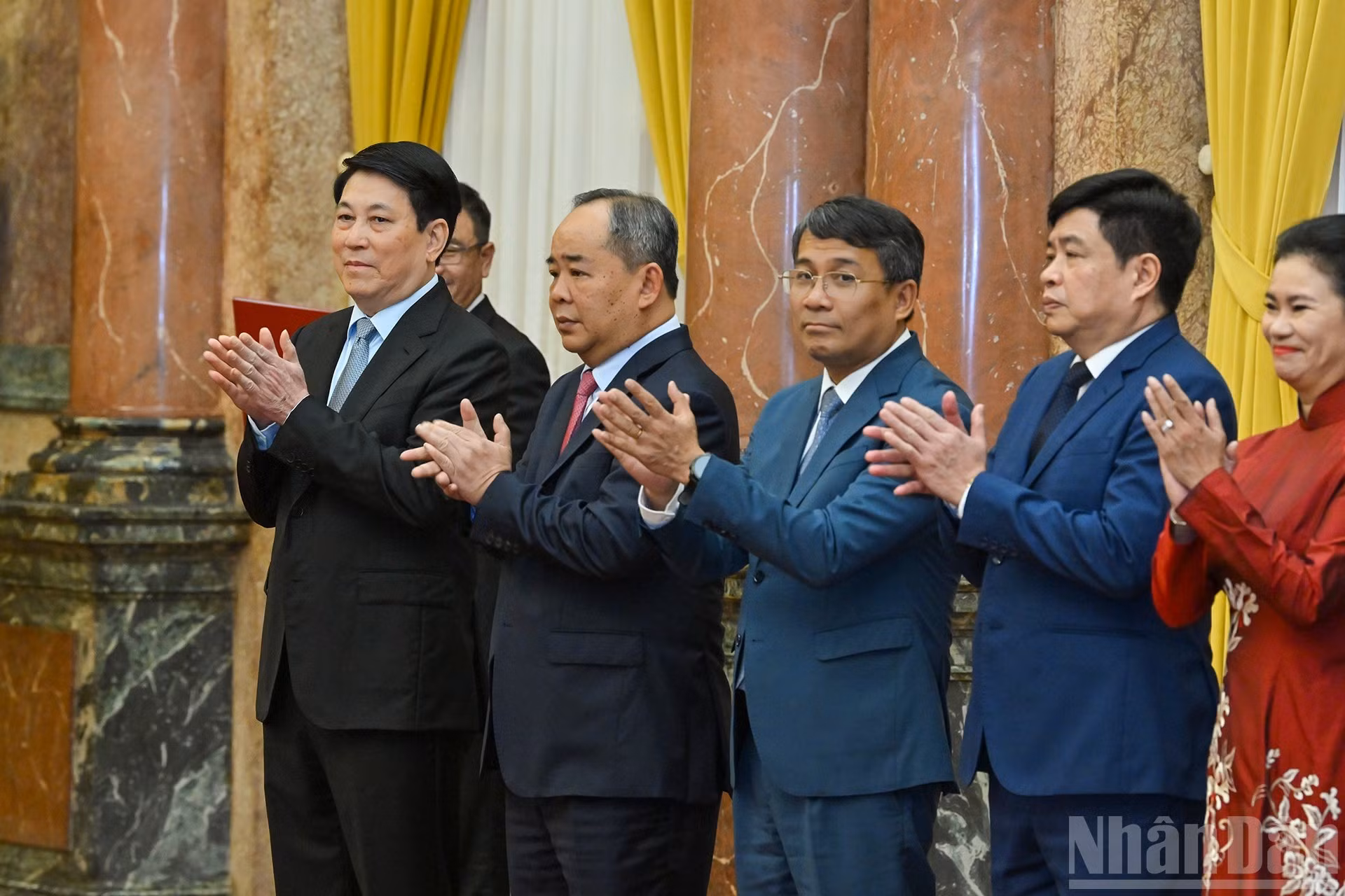 国家主席梁强和各位代表出席仪式。