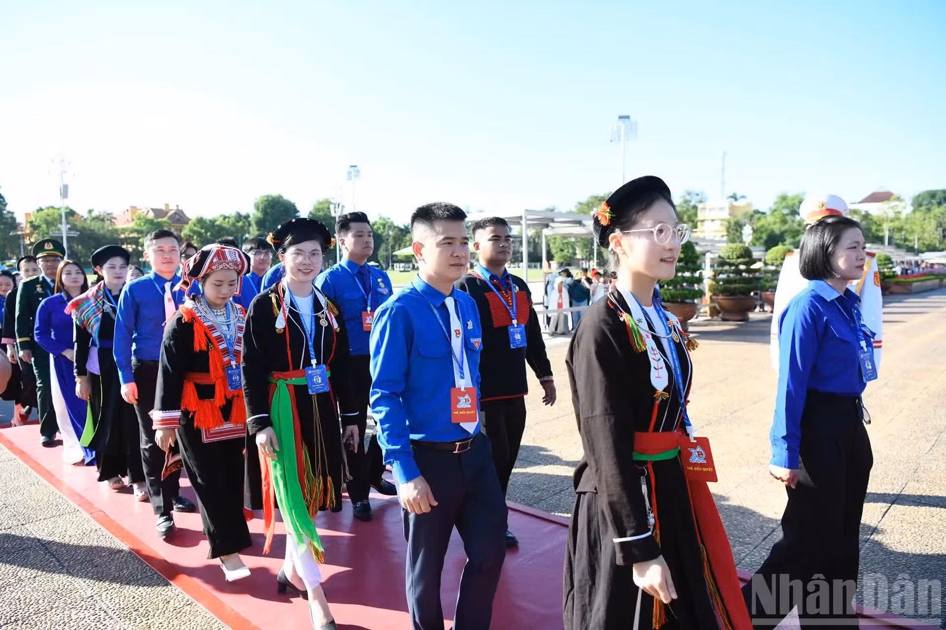 各位代表入陵瞻仰胡志明主席遗容。