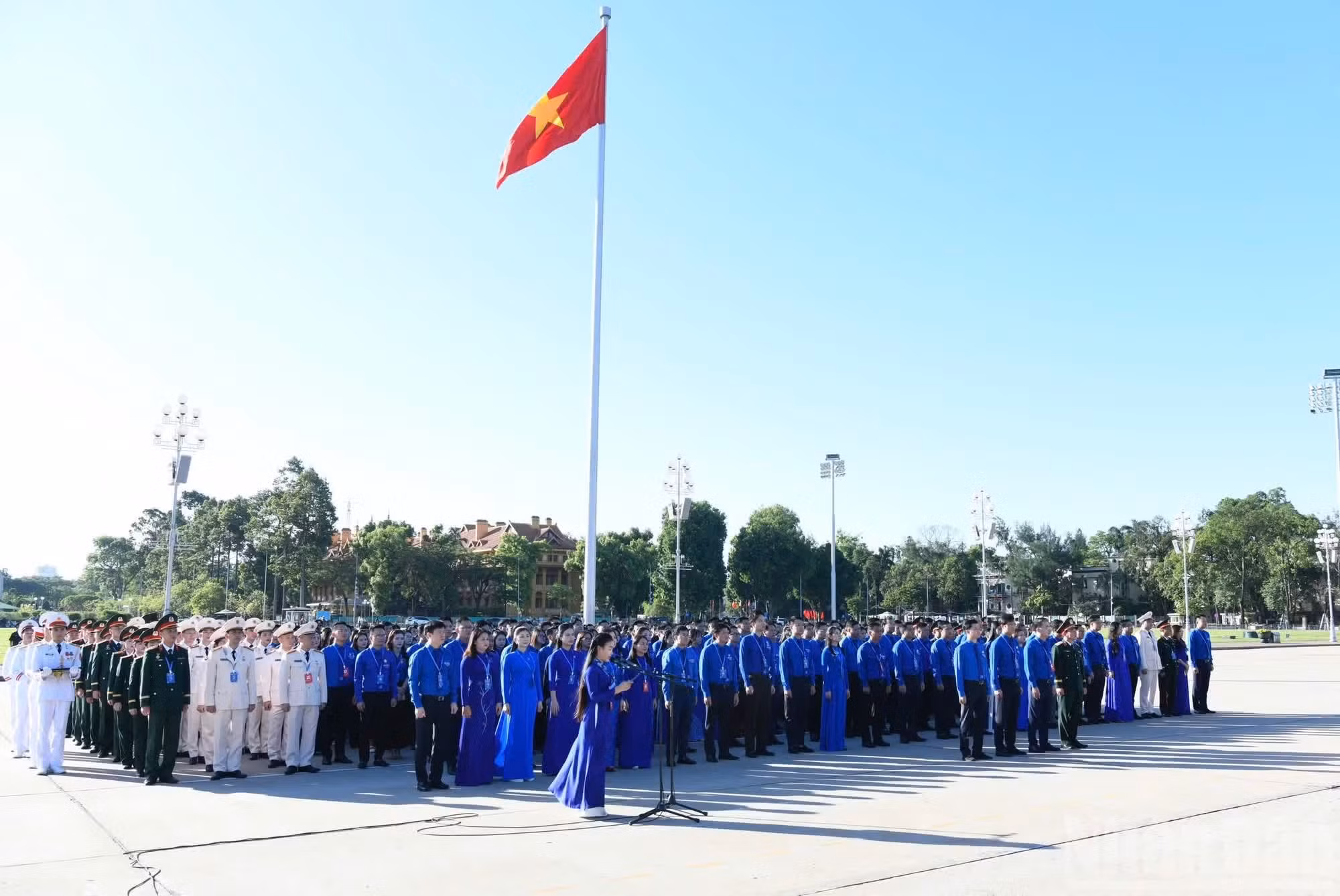 出席越南共青团第十三次全国代表大会的代表团在巴亭广场举行仪式，向胡伯伯报告青年工作成果。