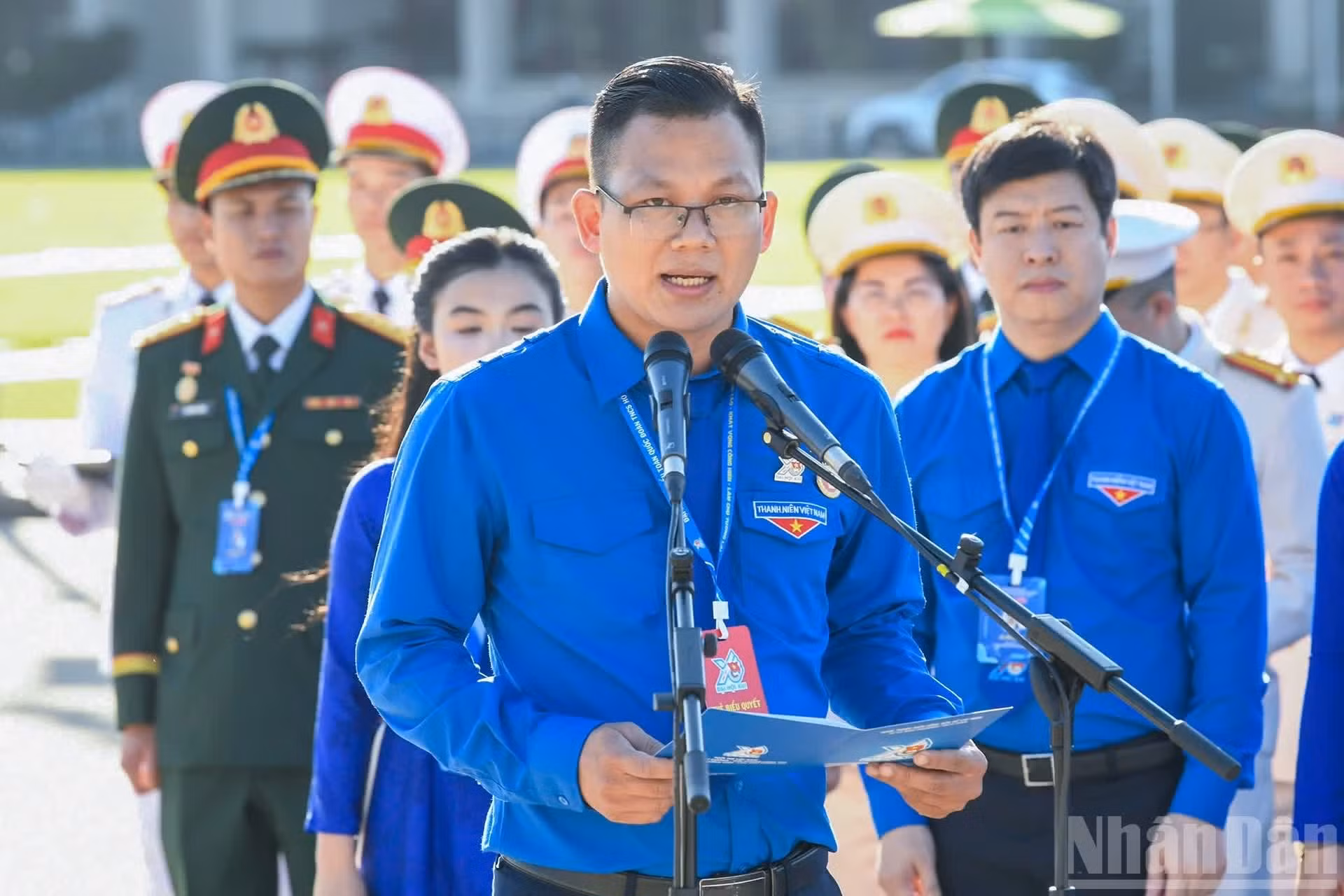 胡志明市高农业高科技园区管理委员会胡志明共青团书记范光胜代表全国青年，向胡伯伯报告青年工作和运动所取得的成果。