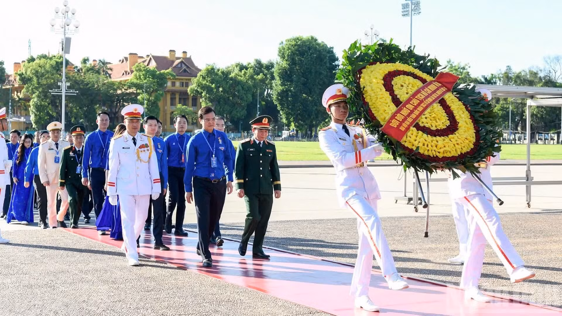 出席越南共青团第十三次全国代表大会的代表团入陵瞻仰胡志明主席遗容。