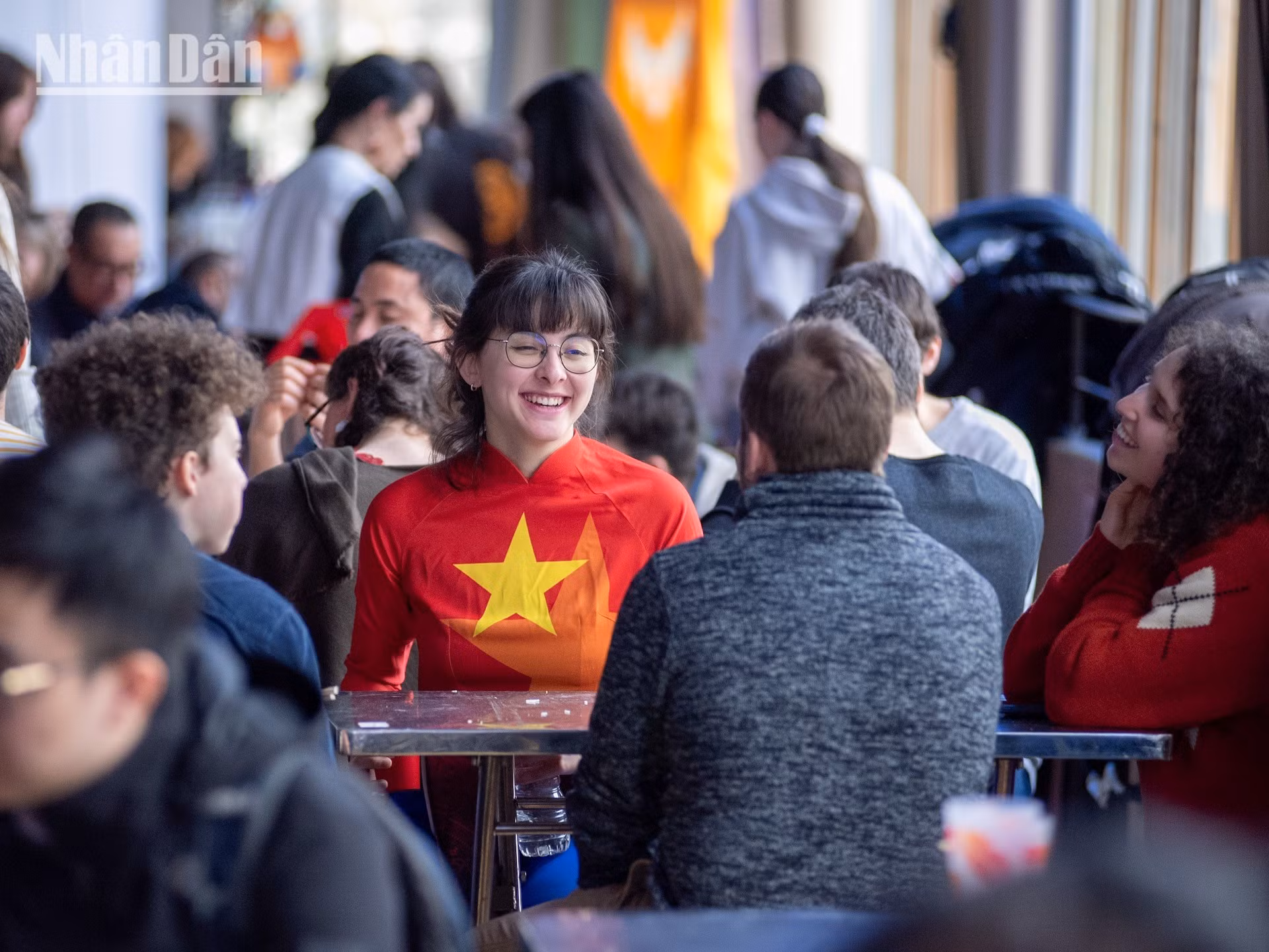 国际友人身穿越南传统长衣参加活动。