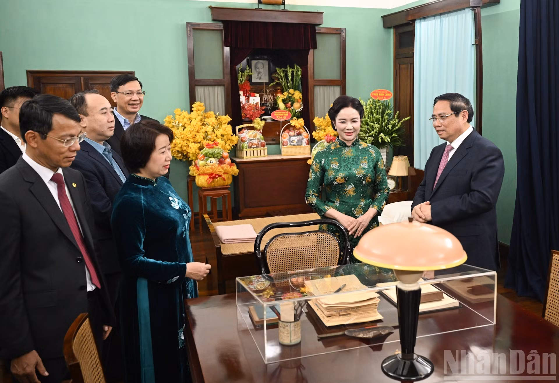 政府总理范明在67号屋了解有关还胡志明主席的文物。