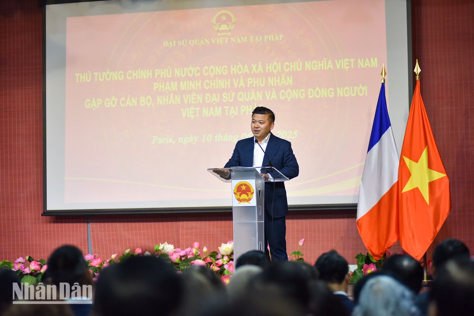 法国越南青年学生协会（UEVF）主席是阮潘宝瑞在活动上发表讲话。