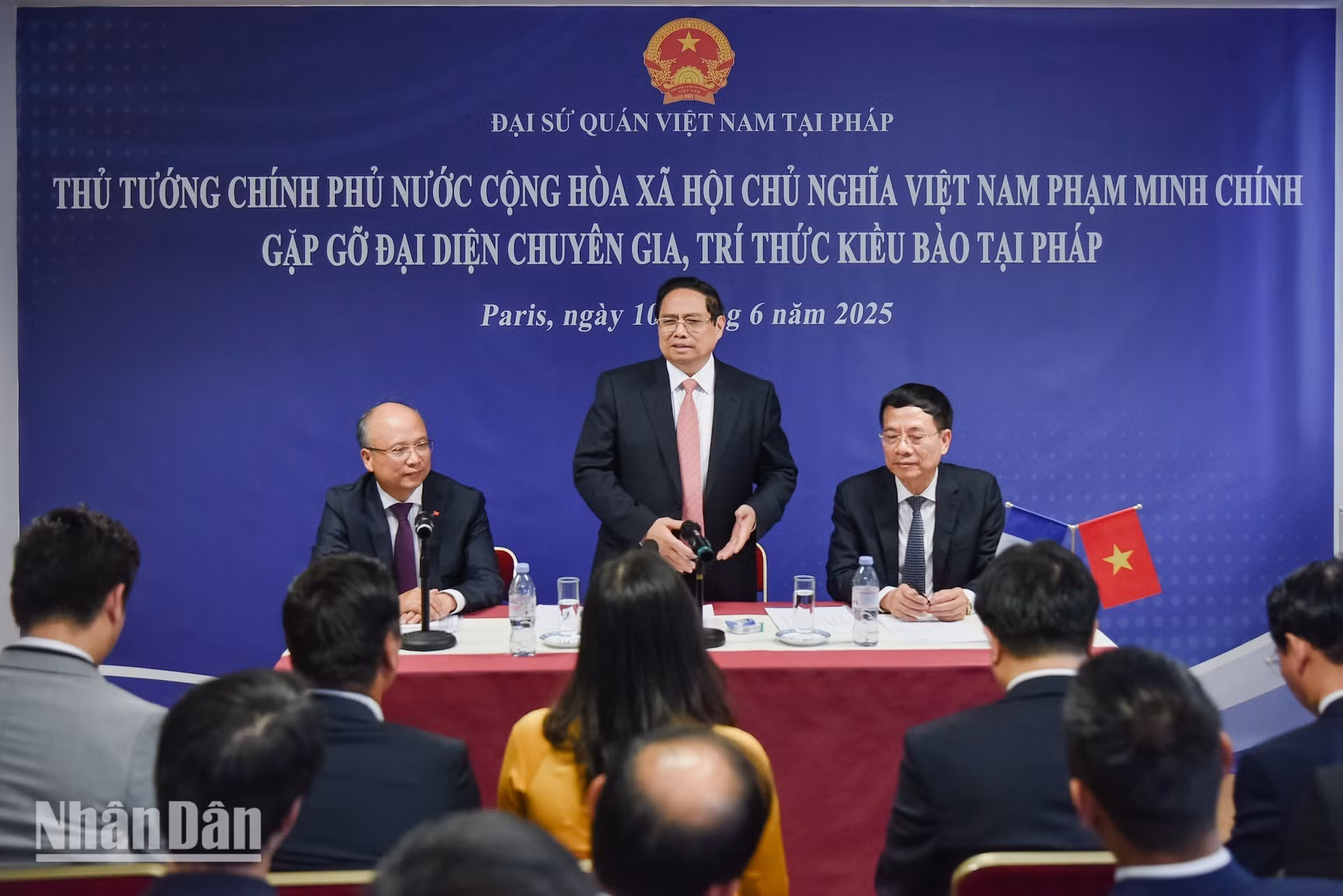 越南政府总理范明正会见旅法越侨专家和知识分子，倾听他们的建议和意见。