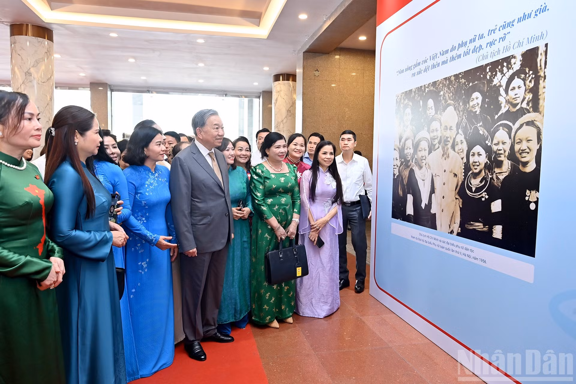 苏林总书记和各位代表参观图片展。