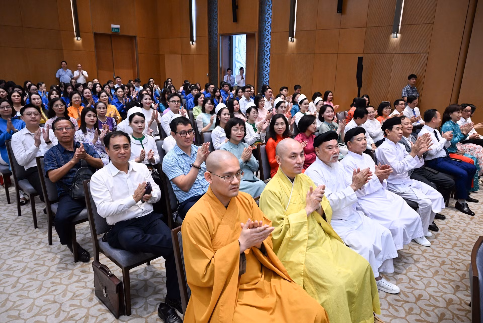 各位代表出席活动。