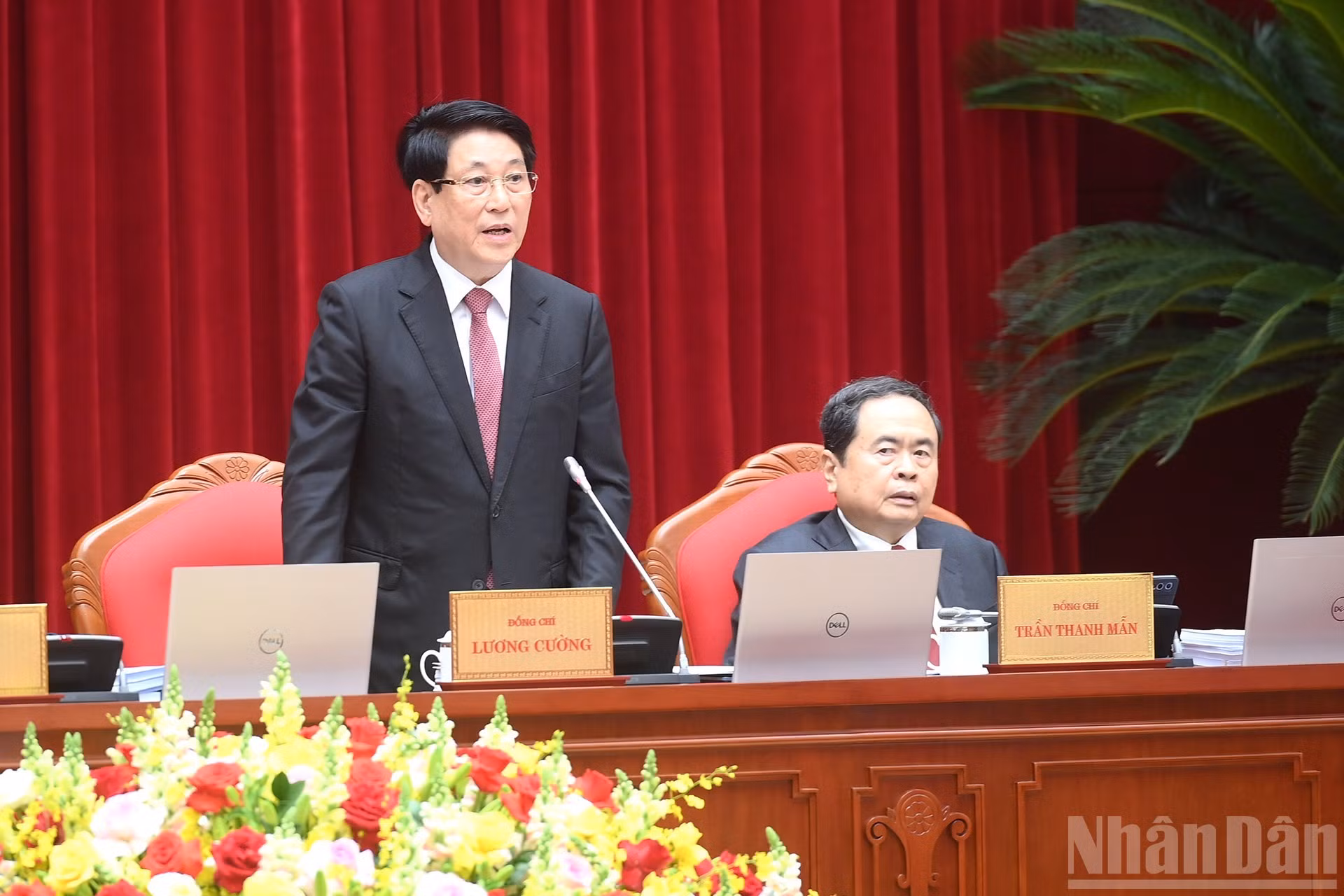 越共中央政治局委员、越南国家主席梁强主持开幕式。